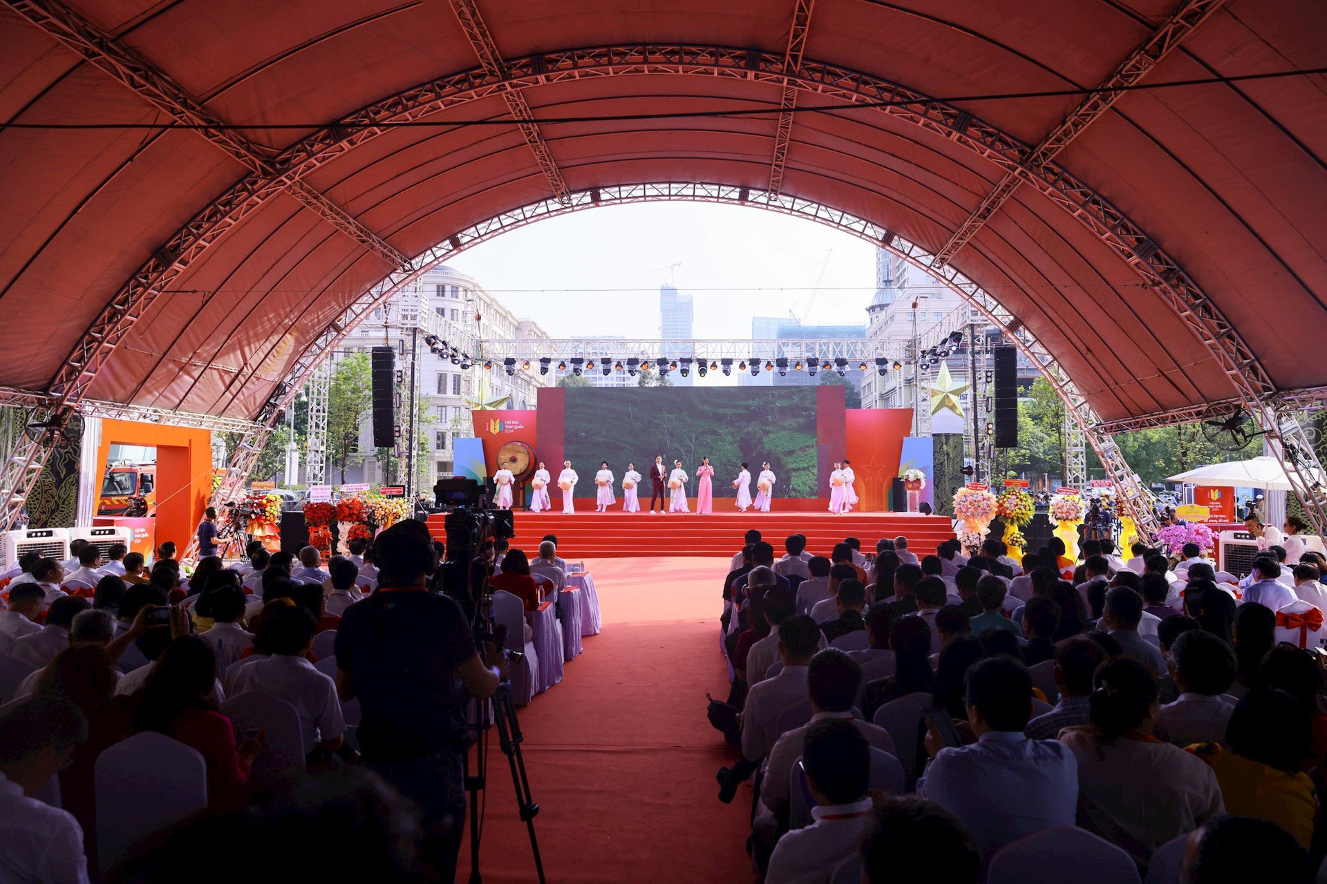 Toàn cảnh Lễ khai mạc Hội Báo toàn quốc năm 2024 lần đầu tiên được tổ chức tại TP HCM thu hút hàng ngàn lượt khách tham quan. (Ảnh: Quang Vinh).