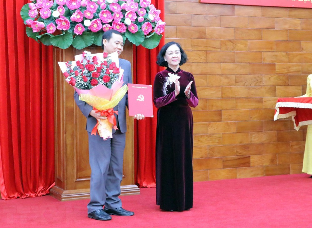 Trưởng Ban Tổ chức Trung ương Trương Thị Mai trao nhiệm vụ cho Quyền Bí thư Tỉnh ủy Lâm Đồng. (Ảnh: Chu Quốc Hùng/TTXVN)
