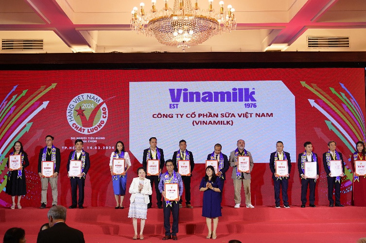  Ông Lê Hoàng Minh – Giám đốc điều hành Sản xuất kiêm Trưởng Dự án Net Zero Vinamilk – đón nhận danh hiệu HVNCLC 2024.