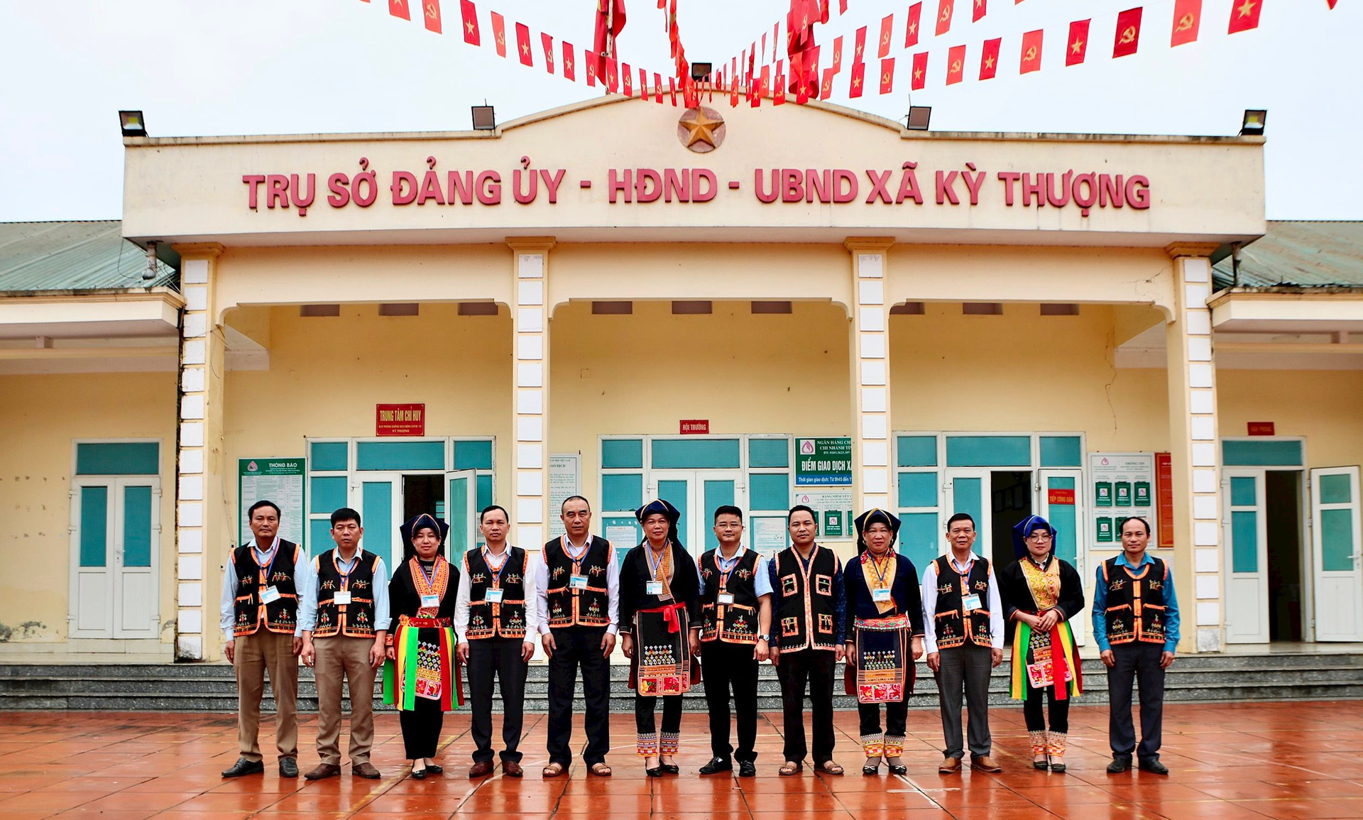 Cán bộ công chức xã Kỳ Thượng (TP Hạ Long) mặc trang phục dân tộc Dao đến công sở.