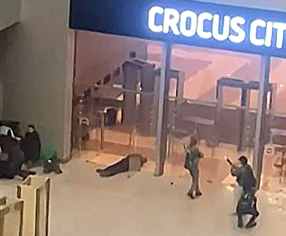 Hình ảnh trích từ video cho thấy các tay súng đang di chuyển vào trong trung tâm thương mại Crocus City Hall ở Krasnogorsk, ngoại ô Moskva, Nga ngày 22/3. (Ảnh: AFP/TTXVN)