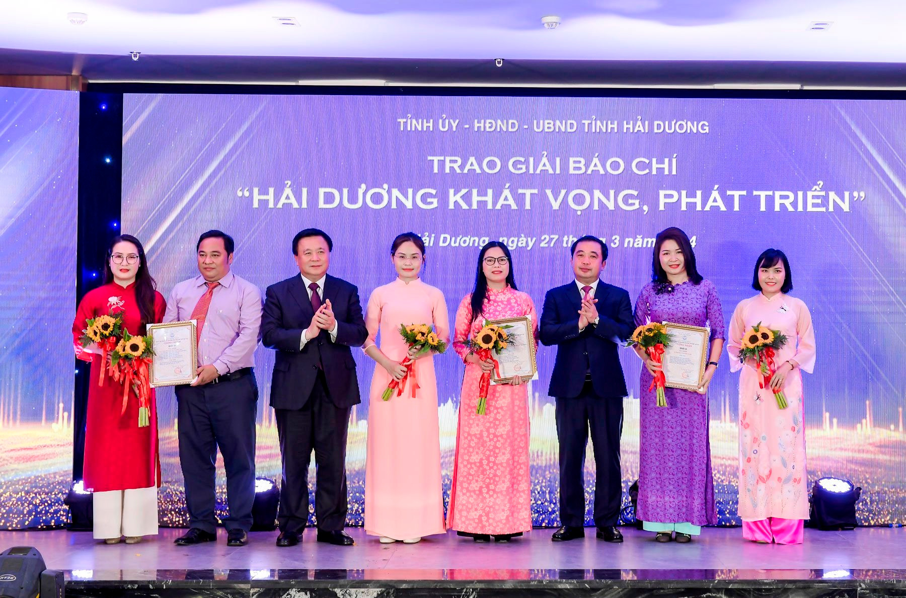 Ông Nguyễn Xuân Thắng, Giám đốc Học viện Chính trị quốc gia Hồ Chí Minh, Chủ tịch Hội đồng Lý luận Trung ương và ông Trần Đức Thắng, Bí thư Tỉnh ủy Hải Dương trao giải A cho các tác giả.