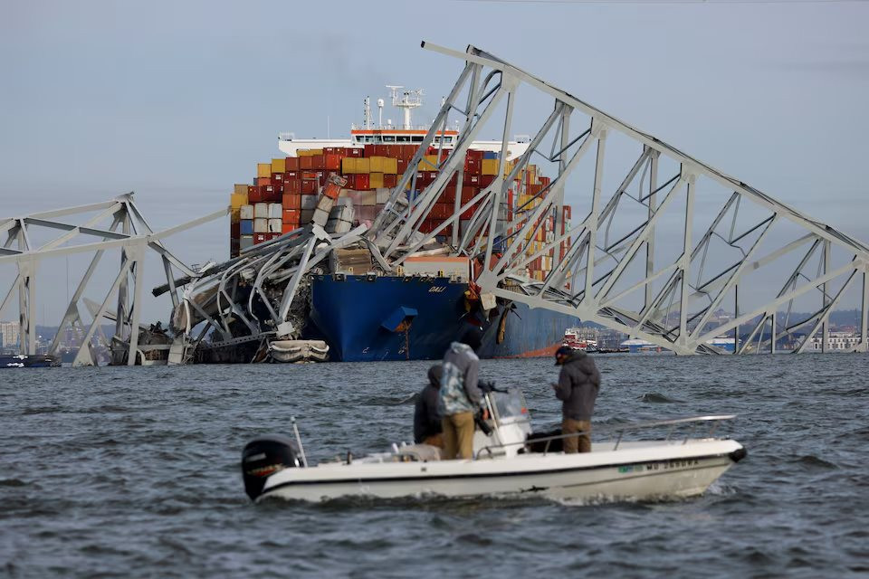Cận cảnh con tàu Dali và nhịp cầu bị sập rơi xuống sông. Nguồn: Reuters