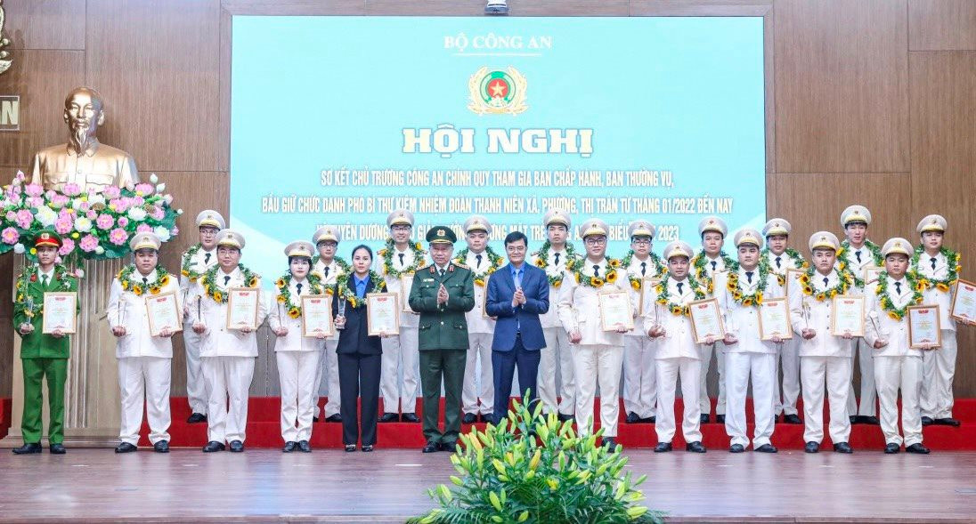 Đại úy Nguyễn Viết Hiển vinh dự được trao tặng Giải thưởng 