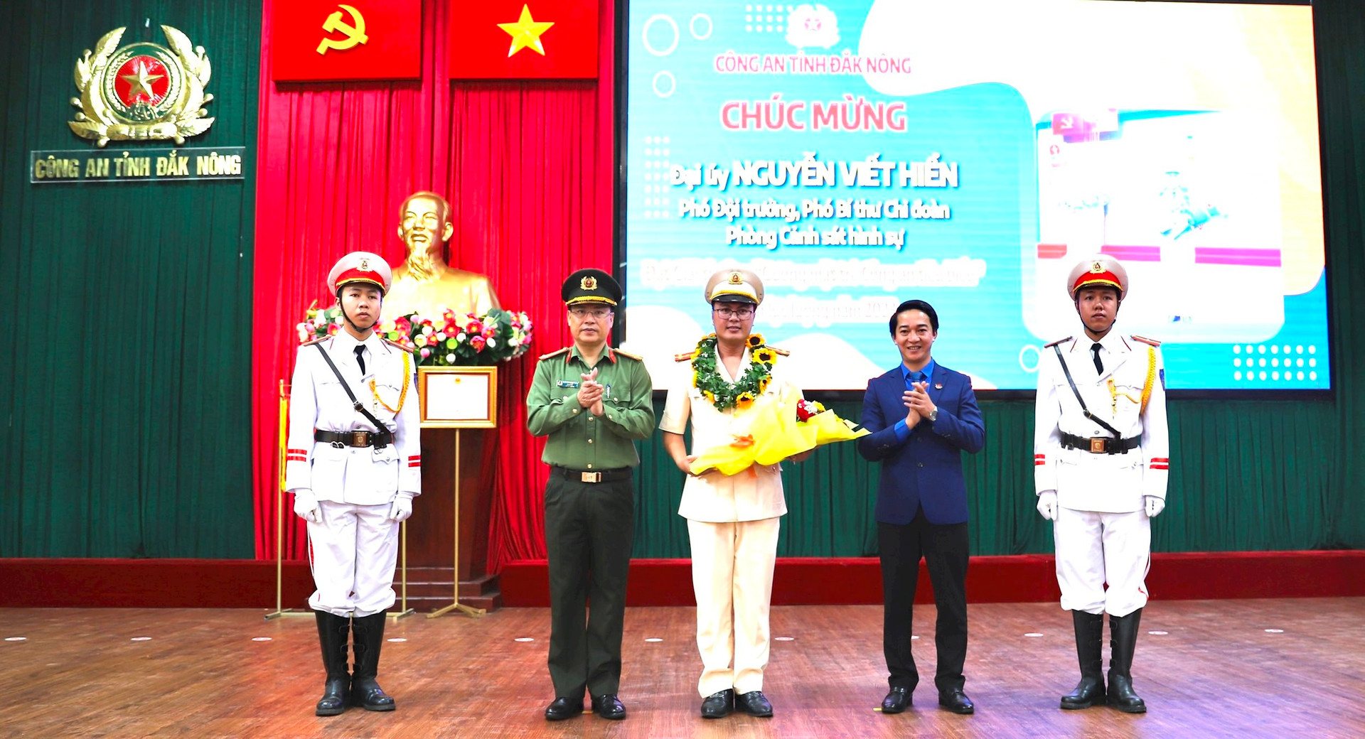 Giám đốc Công an tỉnh và Bí thư Tỉnh đoàn tặng hoa chúc mừng Đại úy Nguyễn Viết Hiển vinh dự đạt giải thưởng “Gương mặt trẻ Công an tiêu biểu” toàn lực lượng CAND năm 2023.