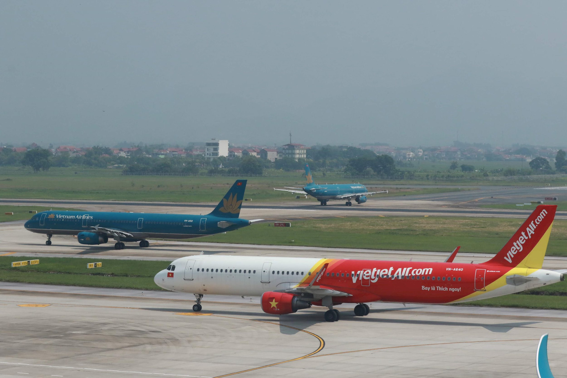 Máy bay tại sân bay Nội Bài. Ảnh minh h