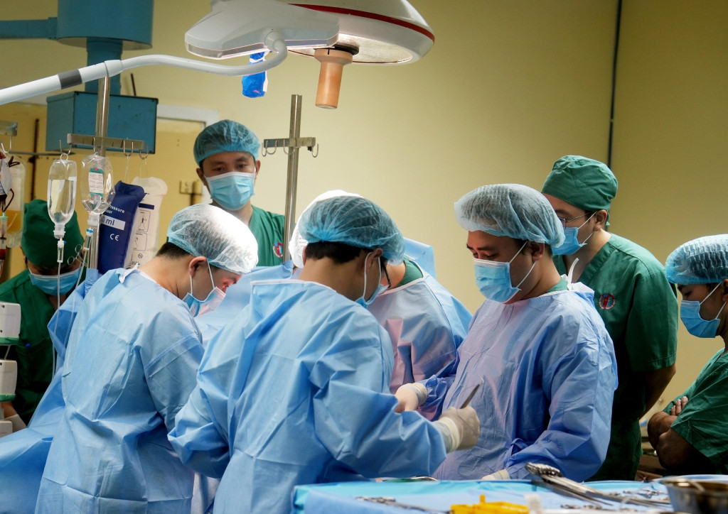 Ca phẫu thuật lấy tạng được triển khai bởi nhiều ekip khác nhau, phối hợp chặt chẽ trong suốt thời gian phẫu thuật.