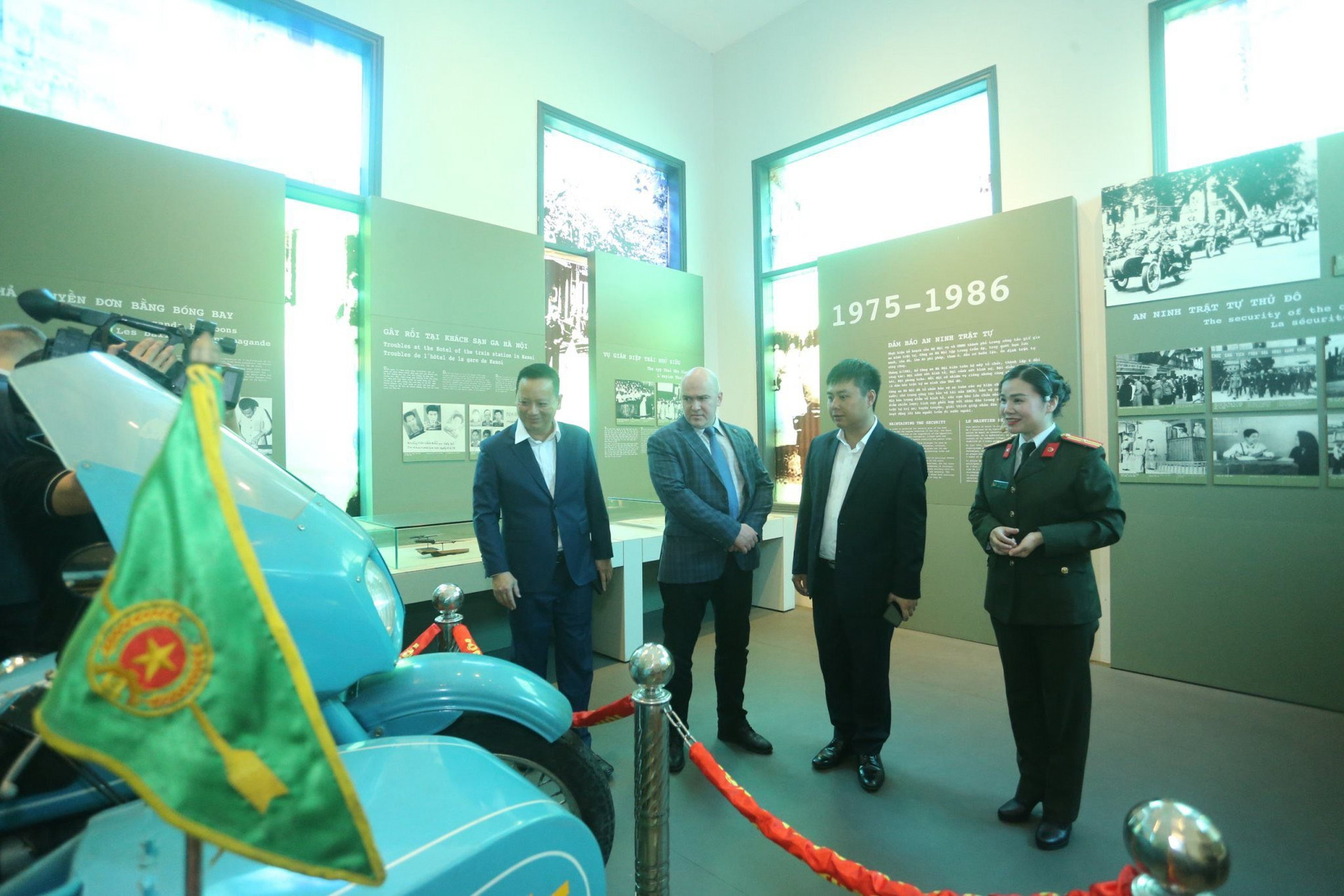 Thiếu tướng Novikov Vladislav Anatolievich tham quan Bảo tàng Công an Thủ đô. 