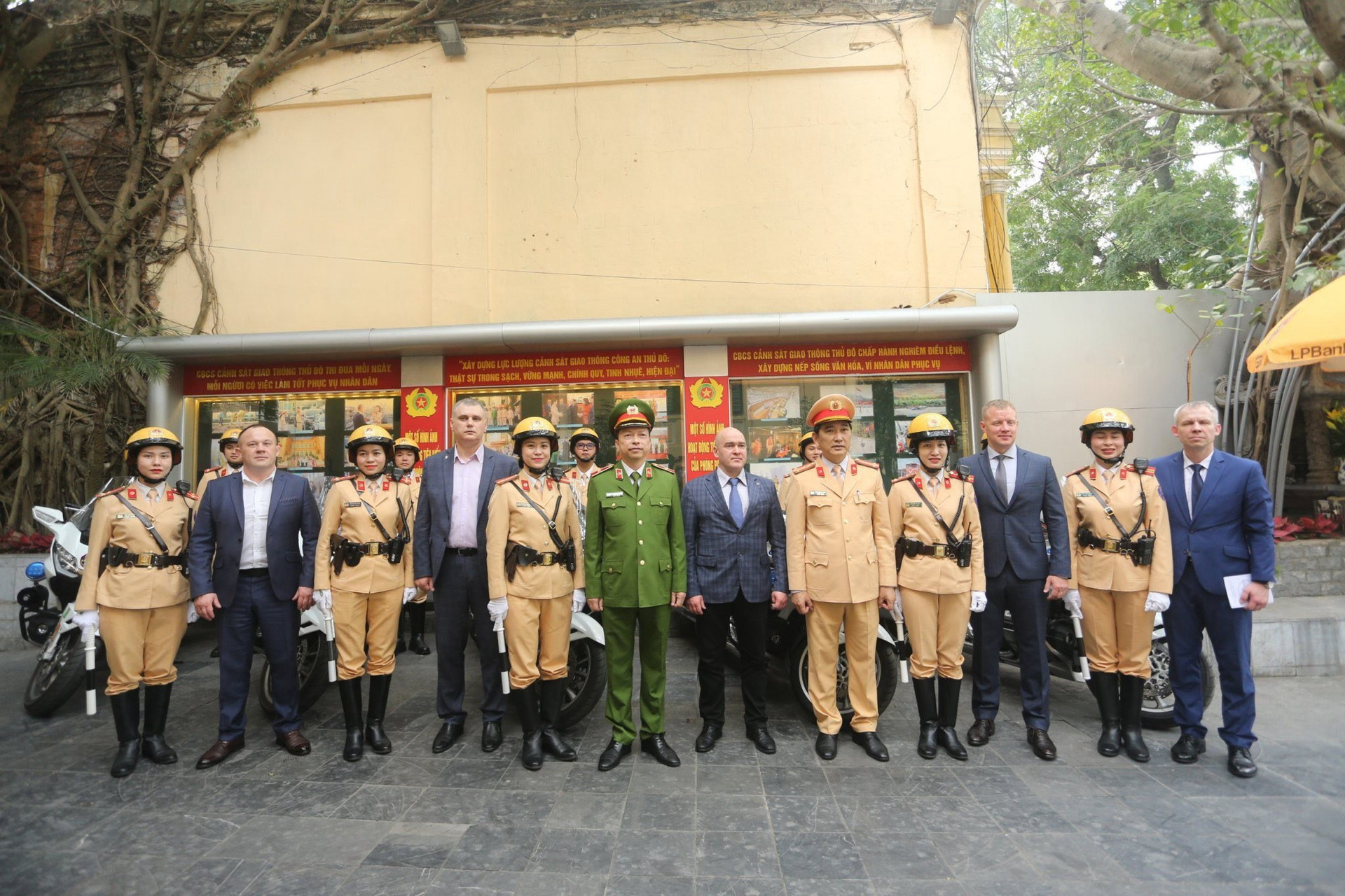 Lãnh đạo Công an TP Hà Nội chụp ảnh lưu niệm cùng với đoàn Tổng cục Nội vụ TP Moskva và các cán bộ, chiến sỹ Phòng CSGT. 