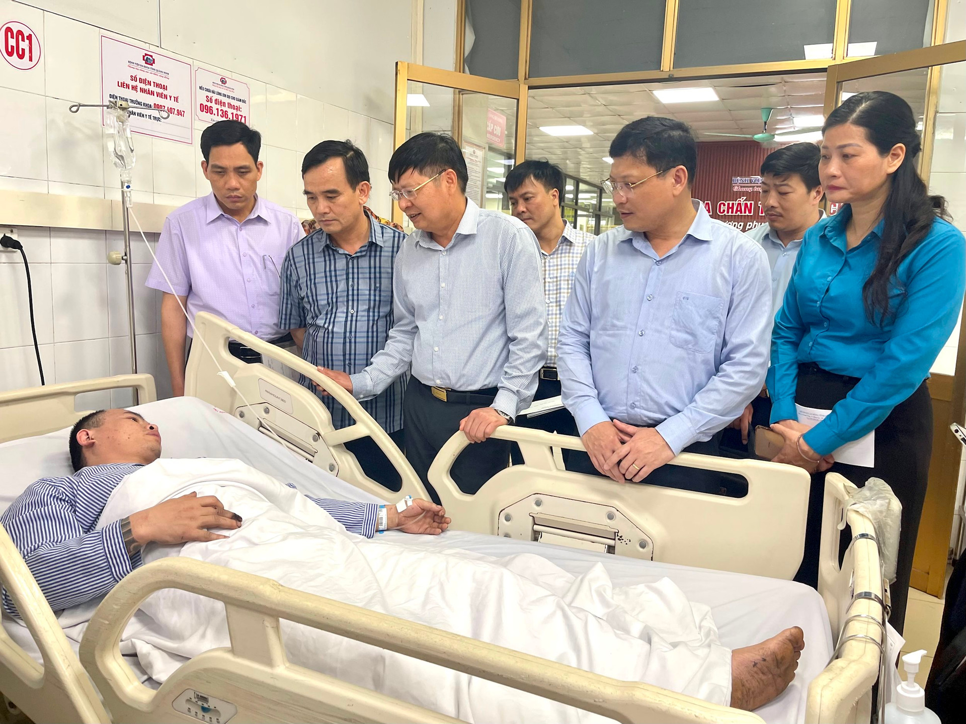 Đại diện lãnh đạo Tổng Liên đoàn Lao động Việt Nam, lãnh đạo tỉnh Quảng Ninh và lãnh đạo Liên đoàn Lao động tỉnh Quảng Ninh cùng lãnh đạo Tập đoàn TKV, Công ty Than Thống Nhất đến thăm hỏi các công nhân bị thương.