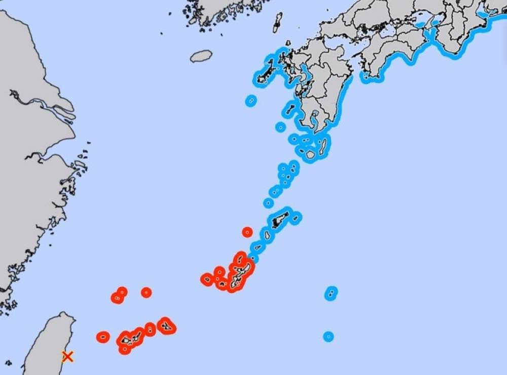 Các khu vực có cảnh báo sóng thần được hiển thị bằng màu đỏ, đường bờ biển được đánh dấu màu xanh lam. Nguồn: JAMA.
