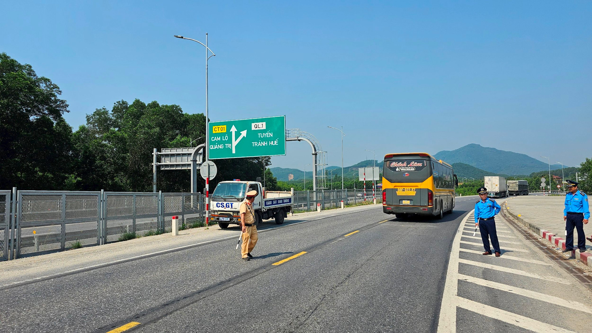 Trong sáng 4/4, lực lượng chức năng có mặt tại cao tốc Cam Lộ - La Sơn (địa phận tỉnh Thừa Thiên - Huế) để phân luồng giao thông. Ảnh: N.Q.