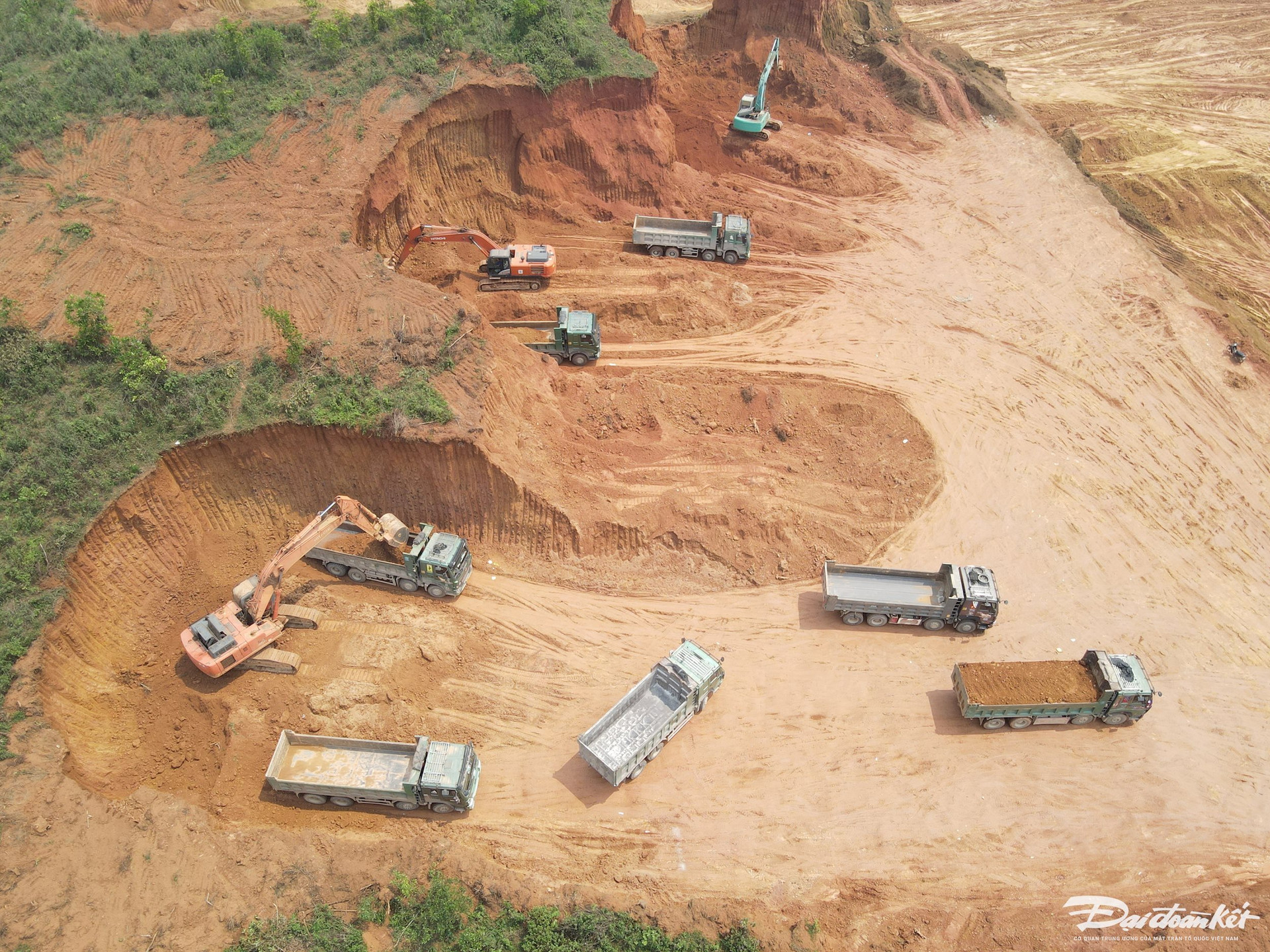 Mỏ đất của Công ty Phúc Đức khai thác từ năm 2021, đến nay đã nhiều lần bị người dân phản ánh. Ảnh: Đình Minh