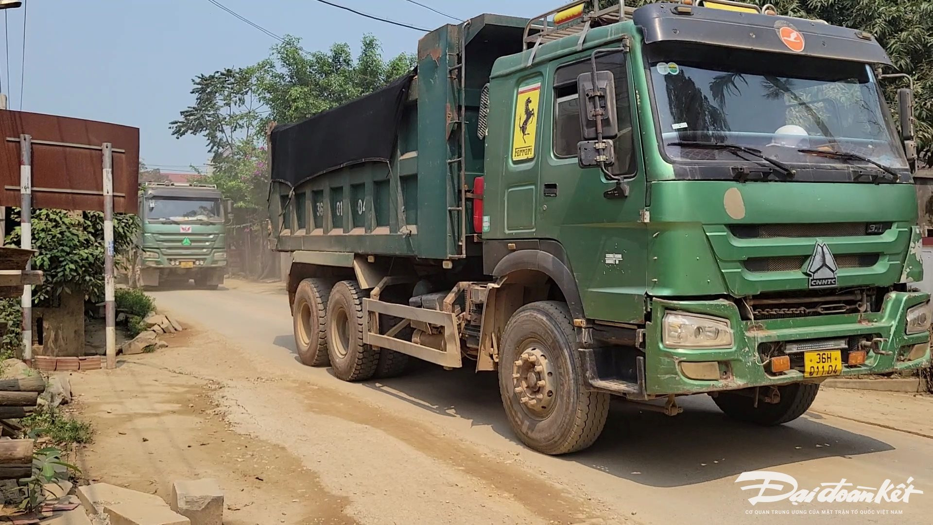 Việc thiếu kiểm tra, giám sát của lực lượng chức năng khiến các đoàn xe tải hoành hành trên đường. Ảnh: Đình Minh