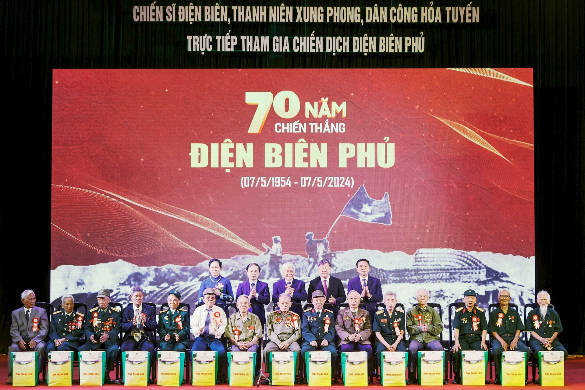 Bí thư Trung ương Đảng, Chủ tịch UBTƯ MTTQ Việt Nam Đỗ Văn Chiến chụp ảnh lưu niệm cùng các đại biểu. Ảnh: Quang Vinh.