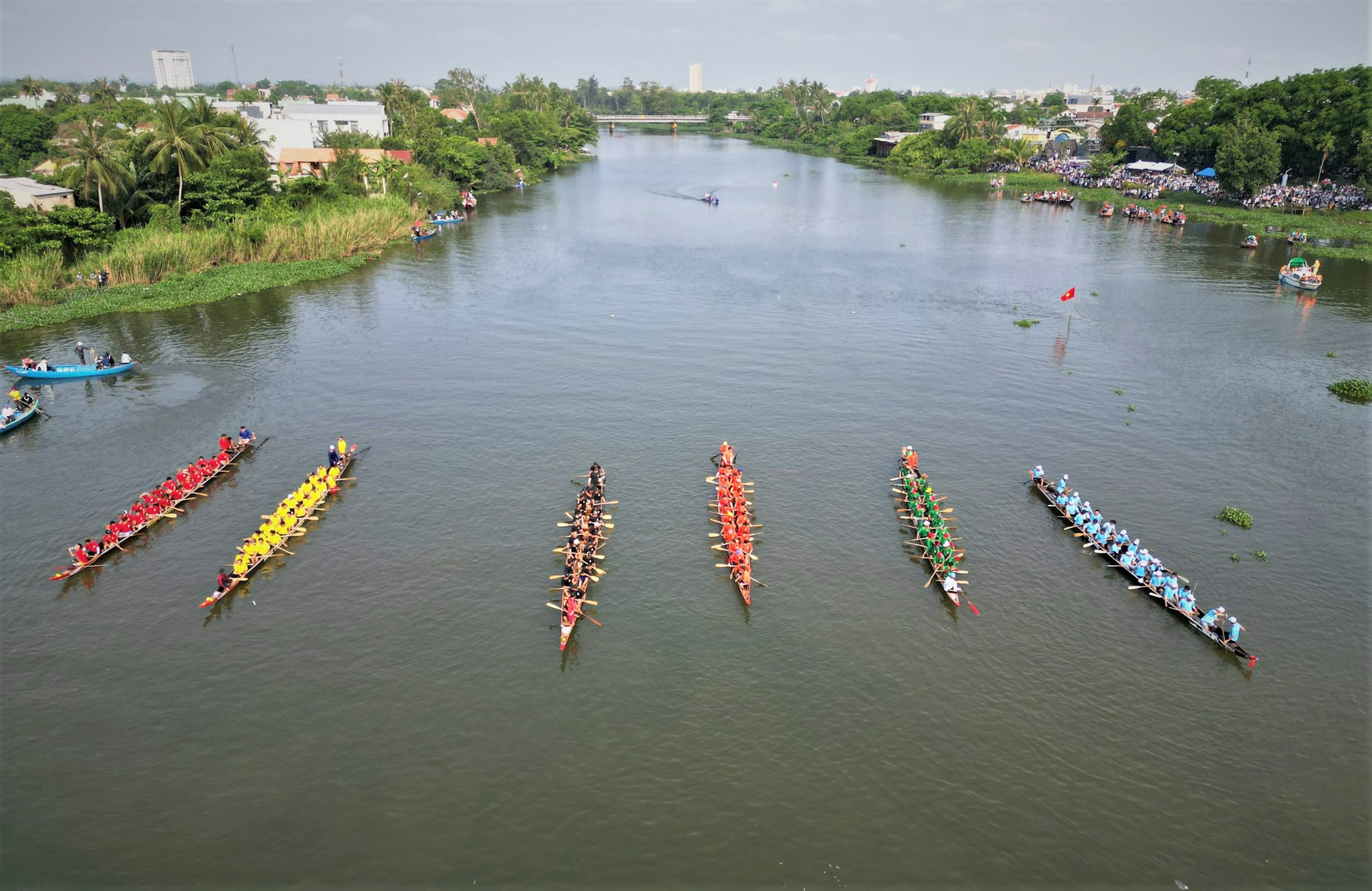 Đội thuyền đang tranh tài trên sông Tam Kỳ.