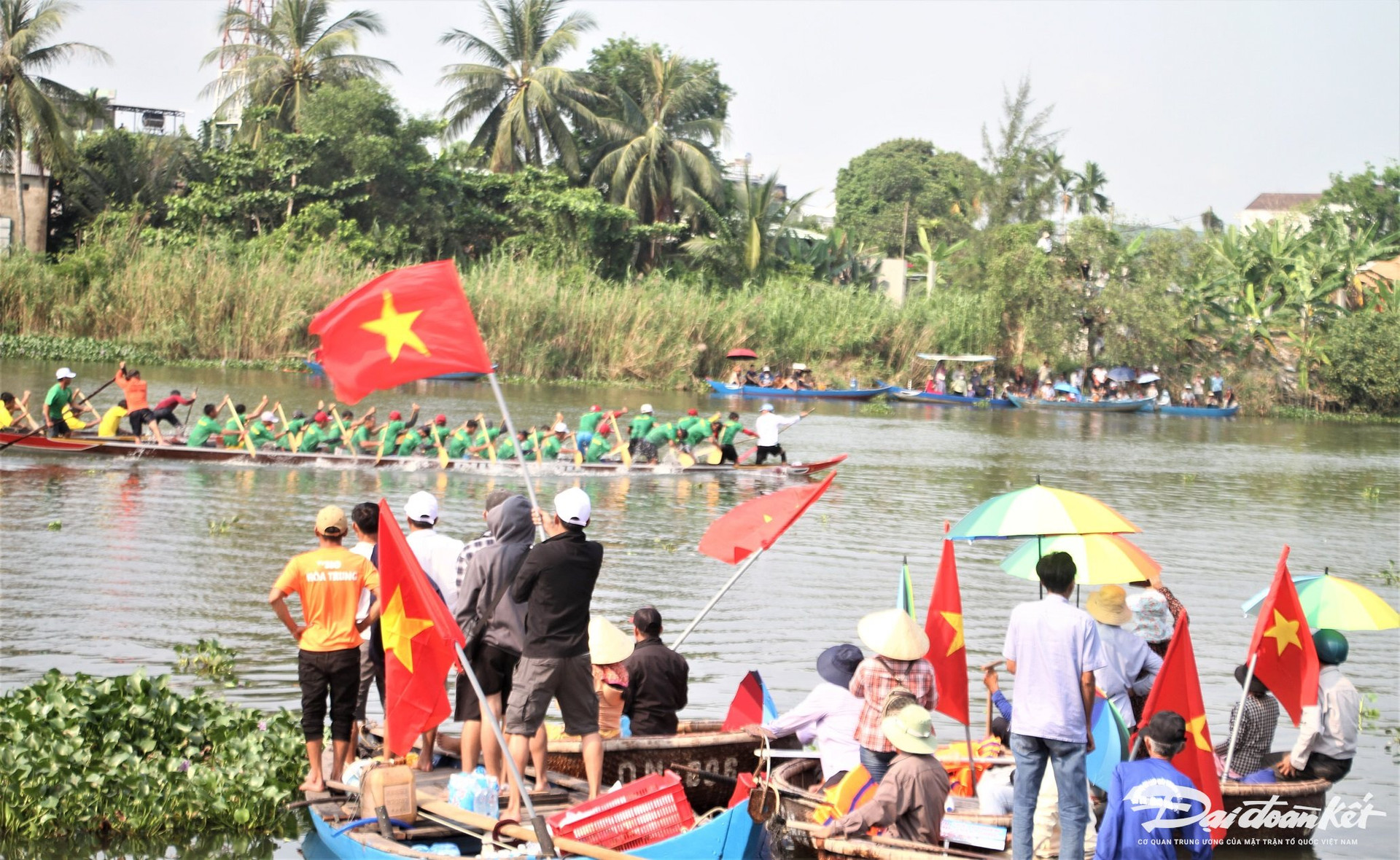 Người dân cổ vũ nhiệt tình cho các đội đua thuyền.