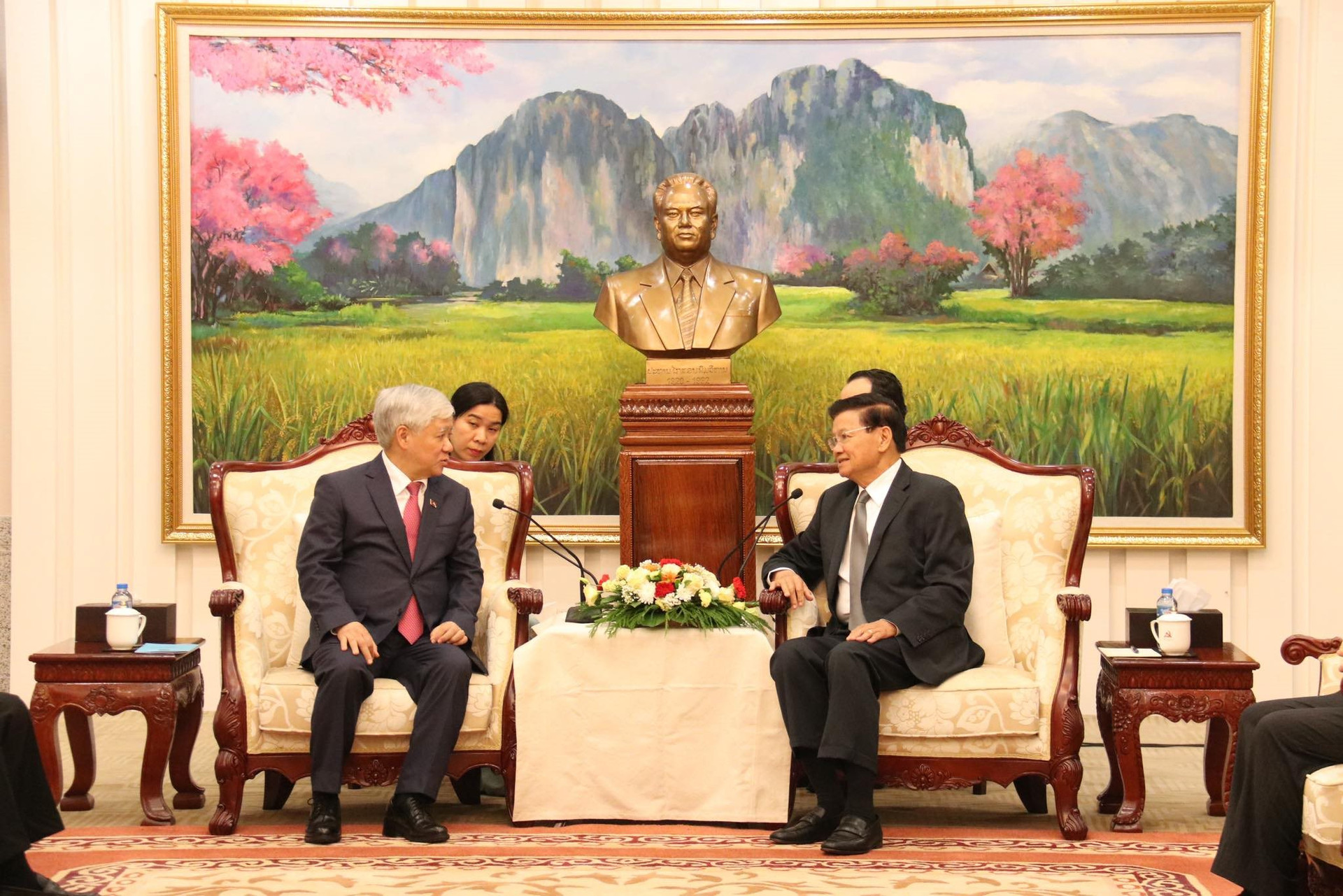 Chủ tịch Đỗ Văn Chiến trao đổi cùng với Tổng Bí thư, Chủ tịch nước CHDCND Lào Thongloun Sisoulith.