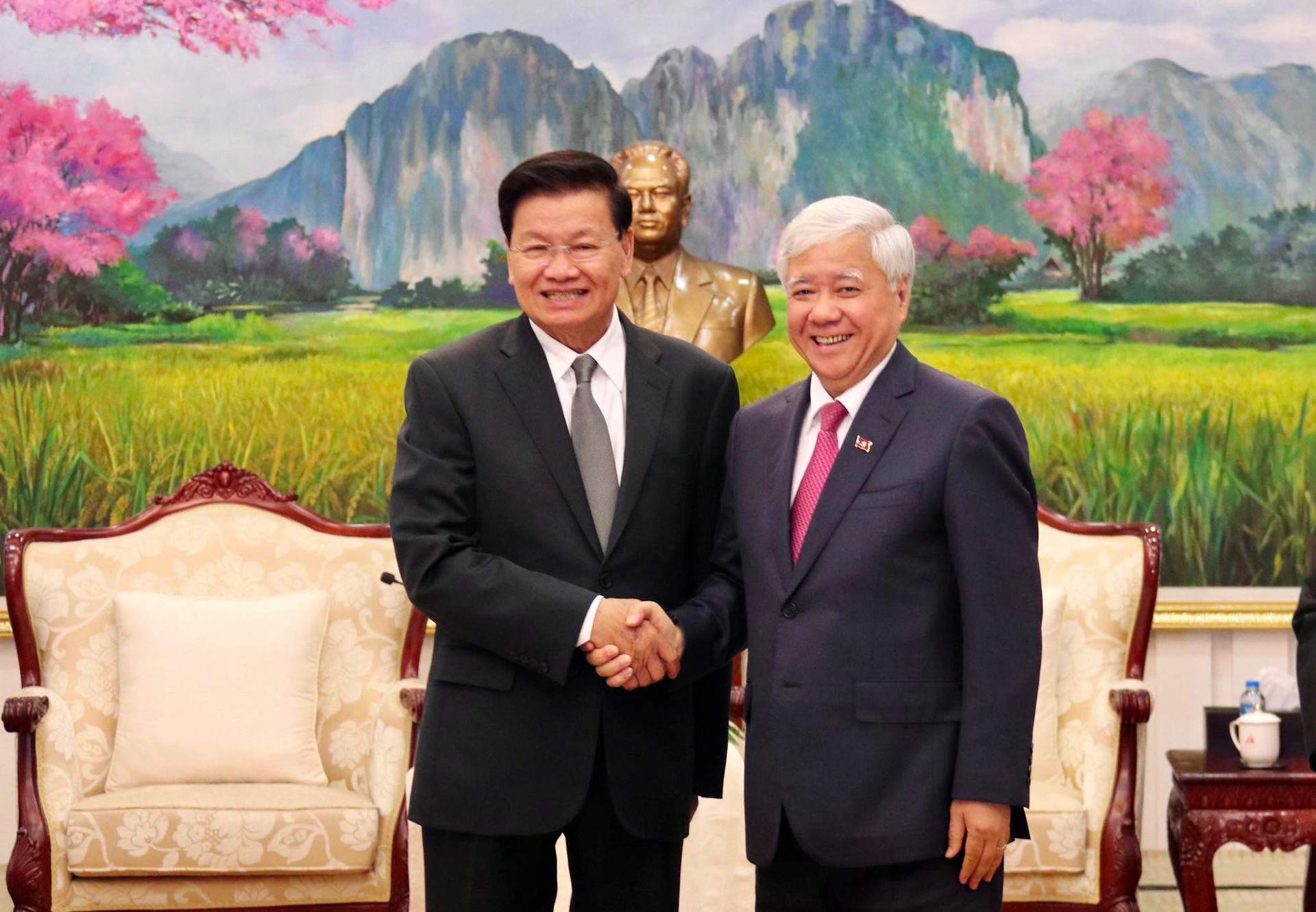 Tổng Bí thư, Chủ tịch nước CHDCND Lào tiếp Chủ tịch Đỗ Văn Chiến