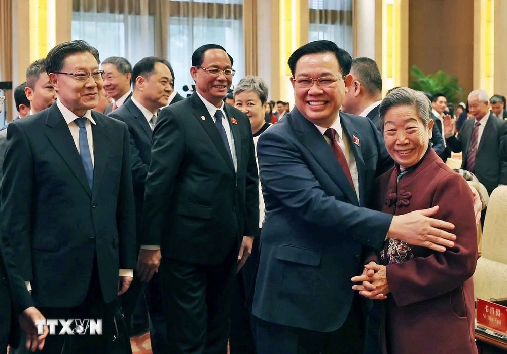 Chủ tịch Quốc hội Vương Đình Huệ với đại biểu Trung Quốc tại buổi giao lưu. (Ảnh: Nhan Sáng/TTXVN)