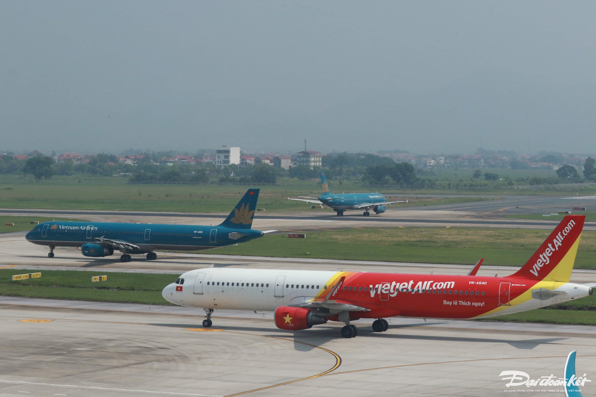Máy bay tại sân bay Nội Bài.