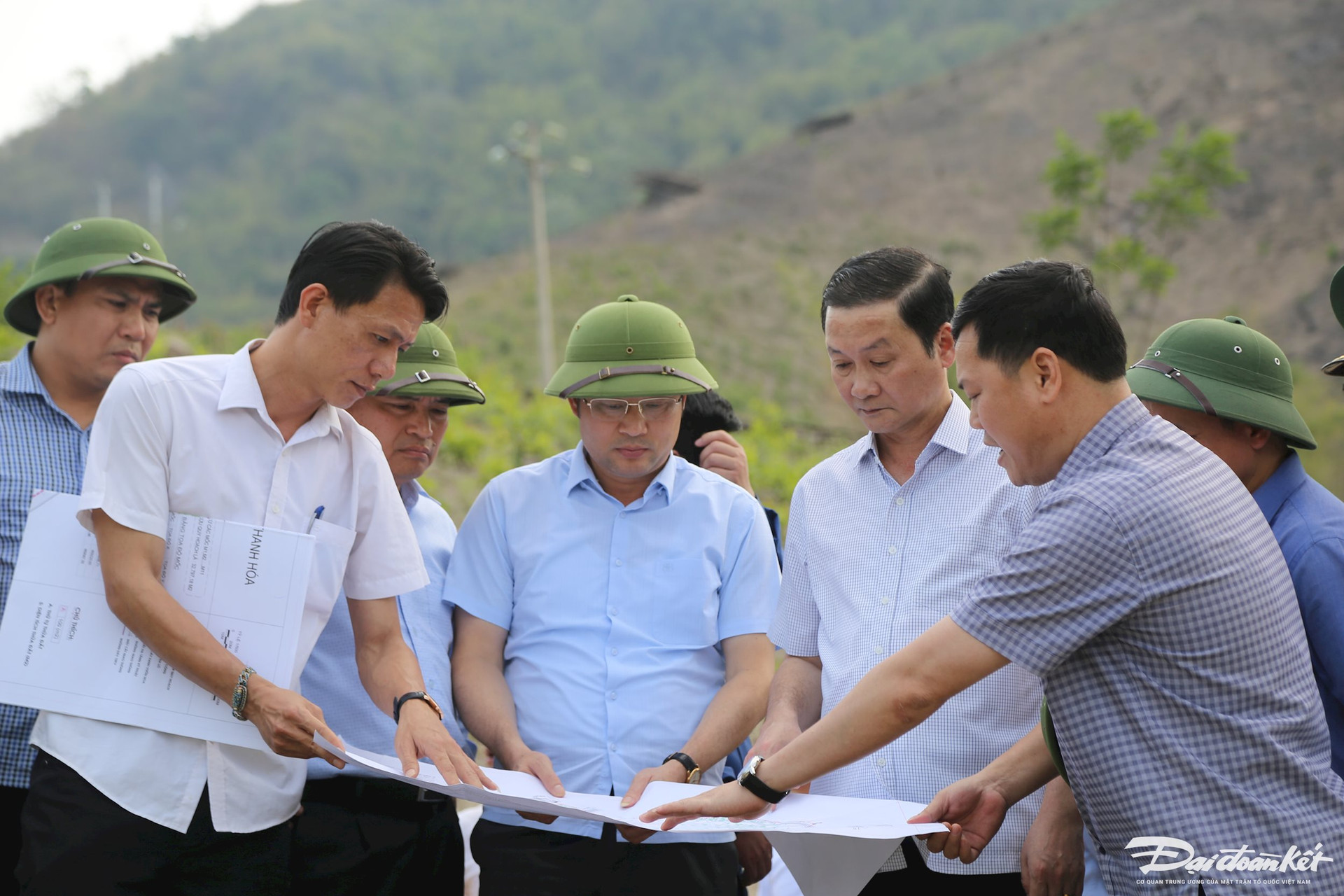 Tại thựa địa, chủ đầu tư báo cáo tiến độ xây dựng các khu TĐC với Chủ tịch UBND tỉnh Thanh Hóa. Ảnh: Đình Minh