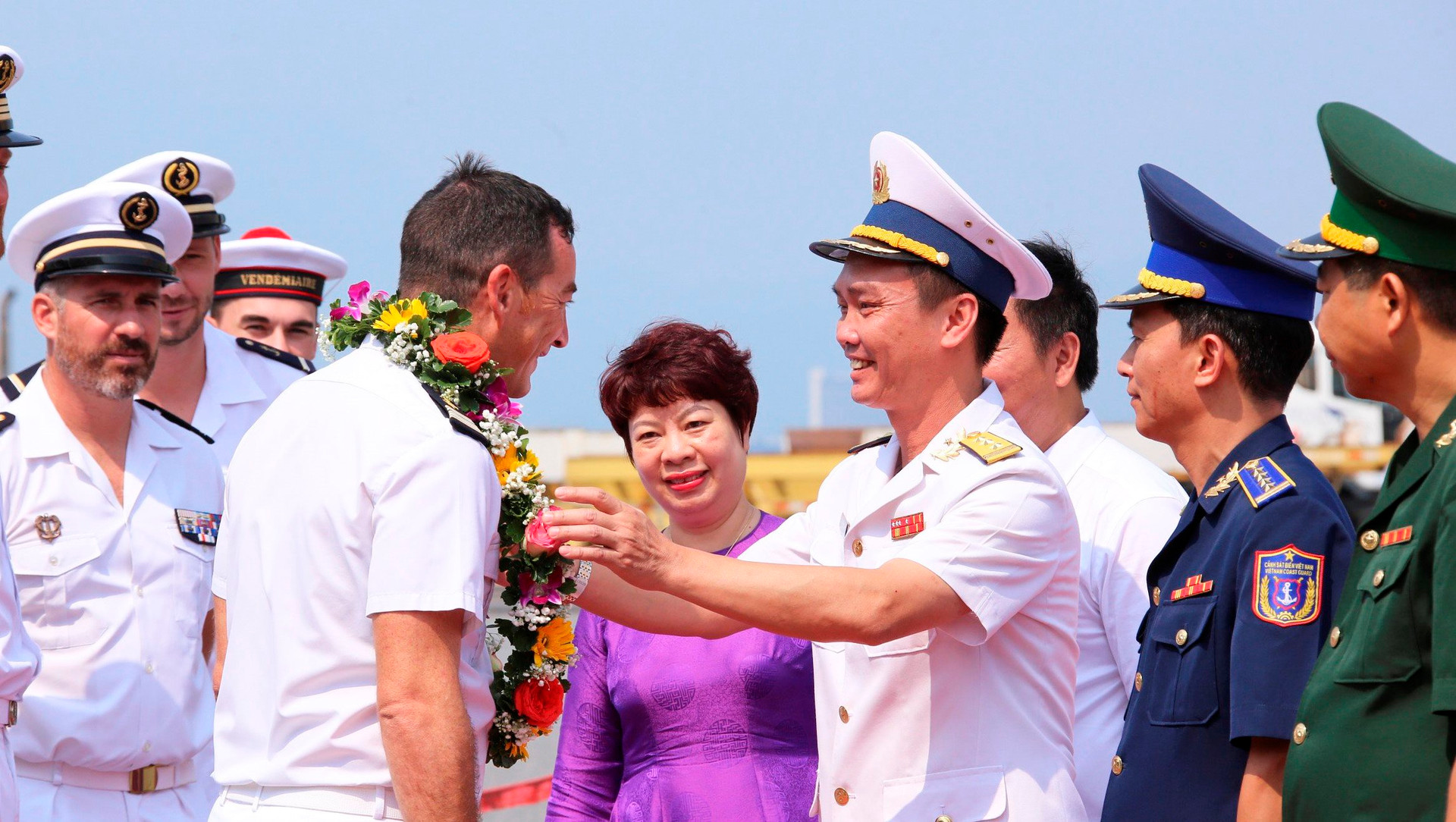 Chào đón sỹ quan, thủy thủ Tàu Tuần dương của Hải quân Pháp tại Cảng Tiên Sa. Ảnh: Thanh Tùng.