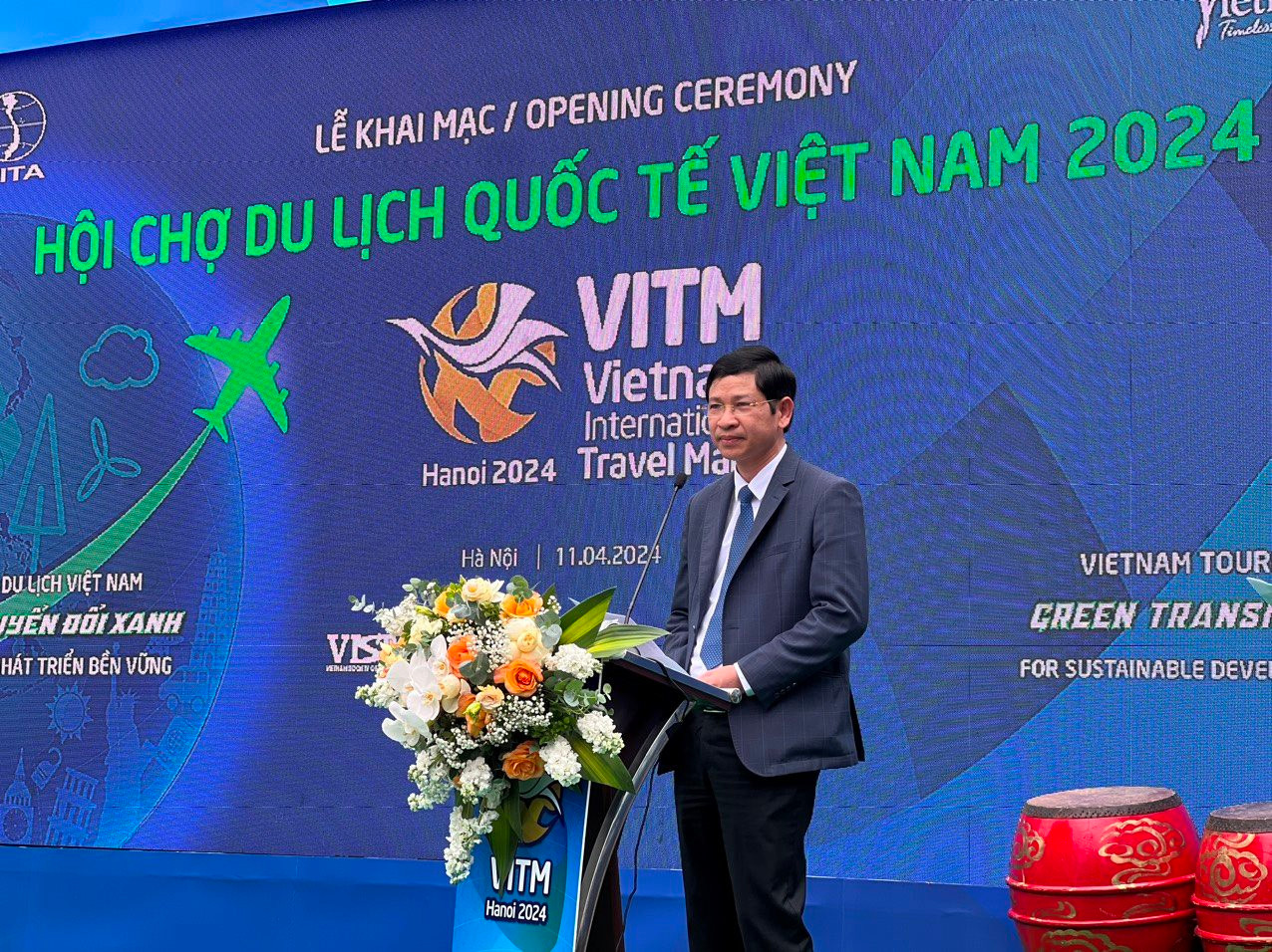Thứ trưởng Bộ Văn hóa, Thể thao và Du lịch Hồ An Phong phát biểu khai mạc Hội chợ.