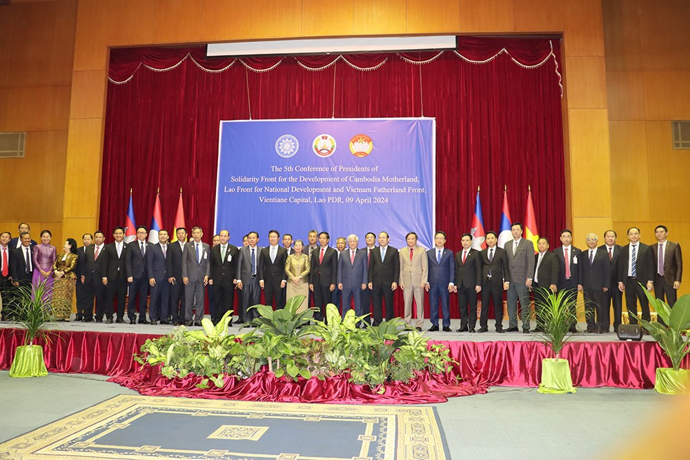 Các đại biểu Mặt trận ba nước Campuchia - Lào - Việt Nam chụp ảnh lưu niệm tại Hội nghị Chủ tịch Mặt trận ba nước Campuchia - Lào - Việt Nam lần thứ 5.