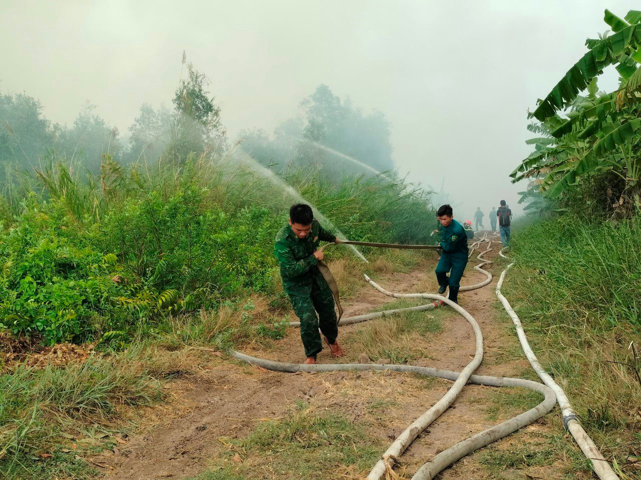 Để khống chế vụ cháy rừng cực lớn này, Cà Mau đã huy động 593 xuyên đêm căng mình chữa cháy.