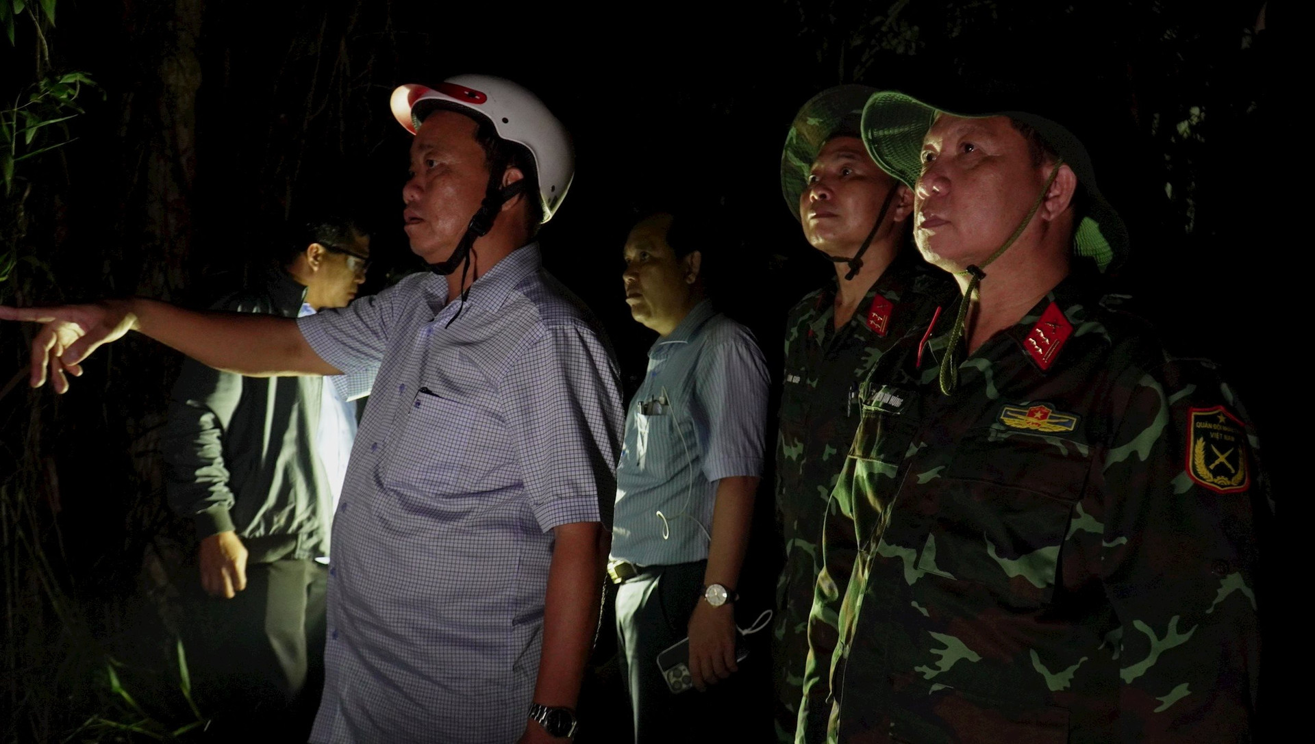 Chủ tịch UBND tỉnh Cà Mau Huỳnh Quốc Việt trực tiếp xuống hiện trường chỉ đạo các ngành chức năng triển khai các biện pháp chữa cháy.