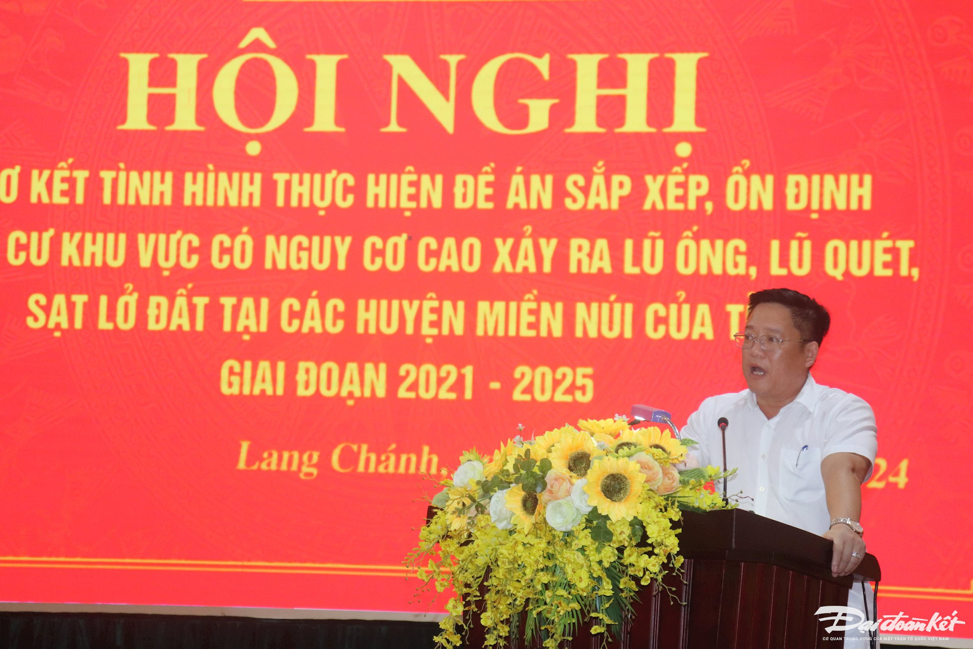 Ông Ngọ Đình Hải - Chủ tịch UBND huyện Bá Thước chia sẻ cách làm của địa phương trong việc xây dựng các khu TĐC. Ảnh: Đình Minh