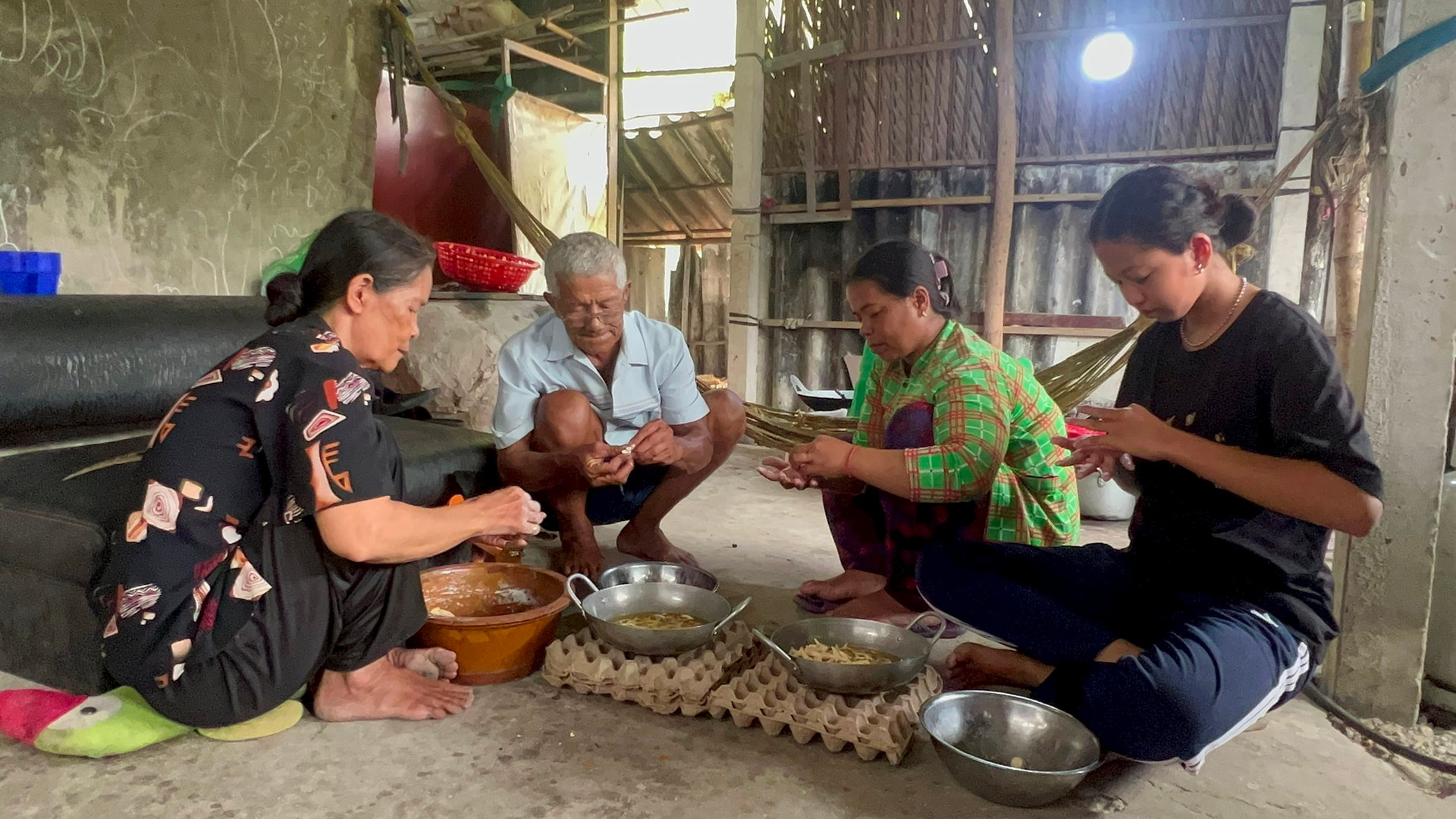 Nhiều gia đình đồng bào bào dân tộc Khmer làm bánh, các món ăn từ sản vật địa phương để cúng tổ tiên, dâng lễ vật vào chùa.