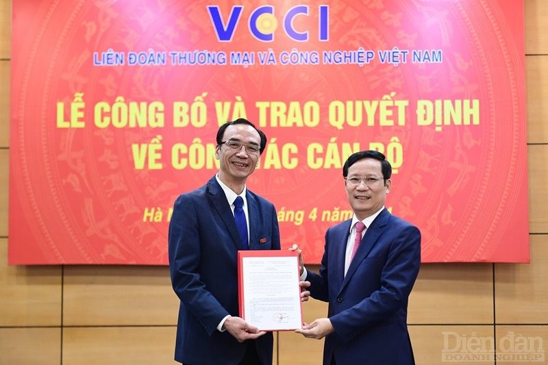 Ban Thường trực VCCI chúc mừng, chụp ảnh lưu niệm cùng tân Tổng Biên tập Nguyễn Linh Anh.