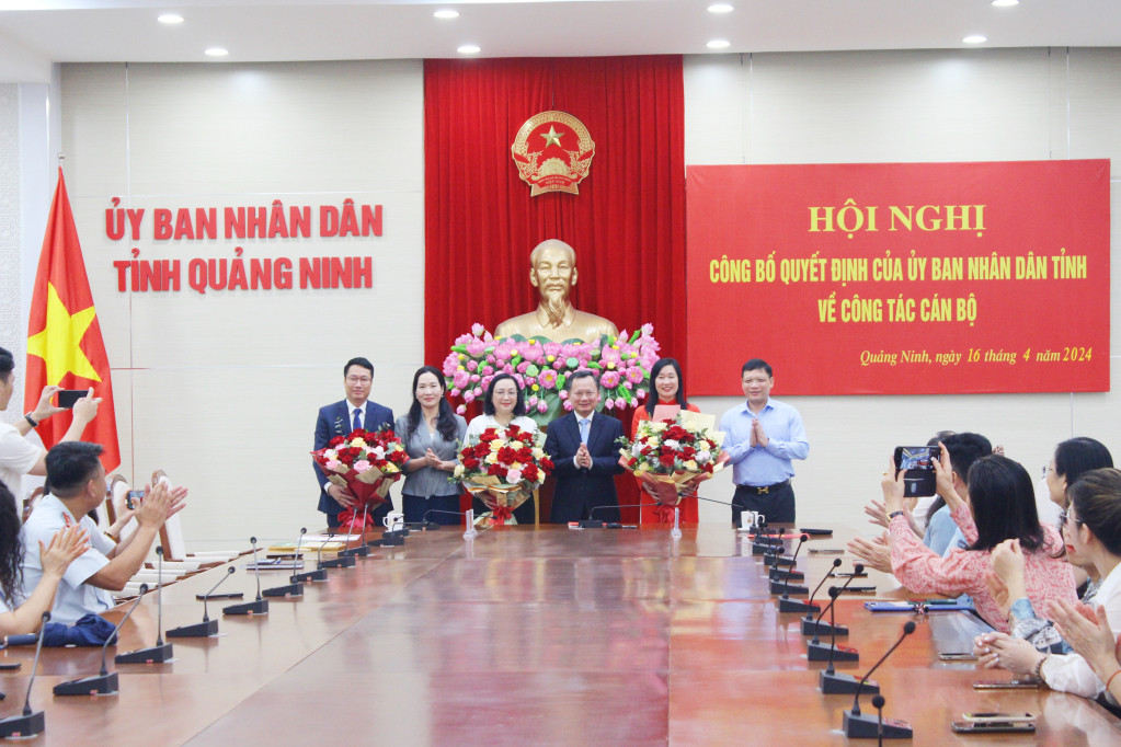 Lãnh đạo UBND tỉnh Quảng Ninh tặng hoa, chúc mừng các bà Nguyễn Huyền Anh, bà Mai Lê Hoa và ông Trần Văn Hưng nhận quyết định bổ nhiệm.