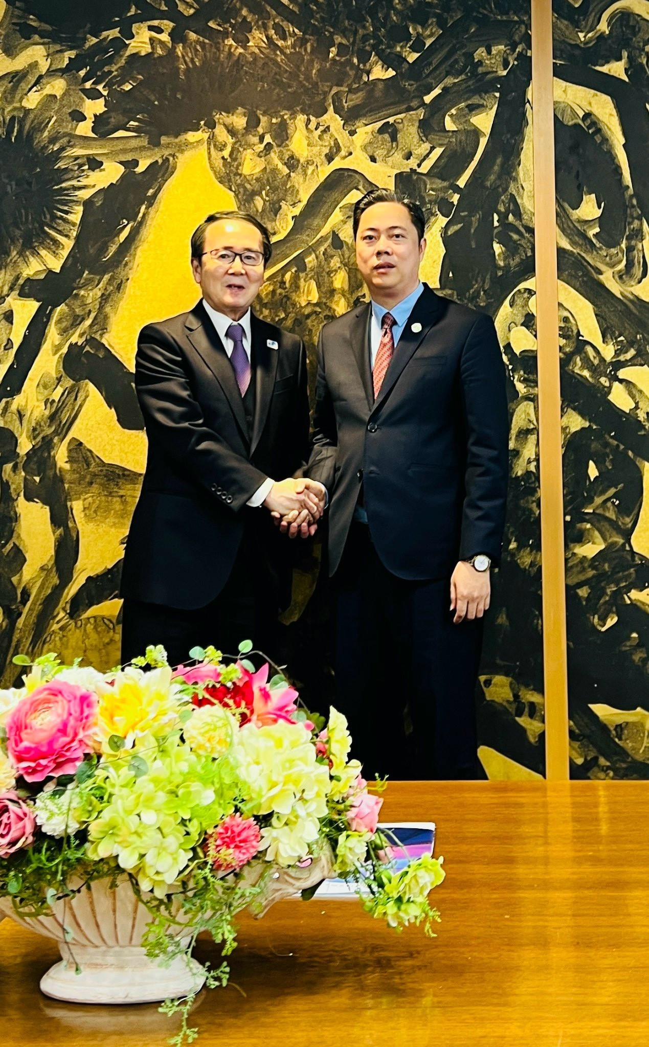Ông Bùi Xuân Quảng Chủ tịch tập đoàn An Dương và ngài Toyohito Ikeda thống đốc tỉnh Kagawa, Nhật Bản.