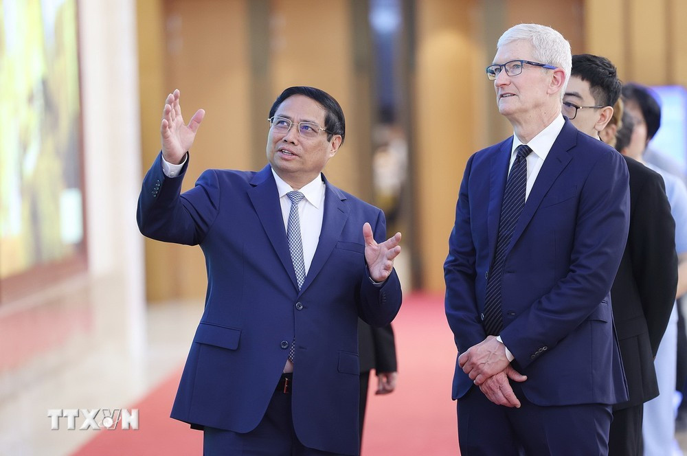 Thủ tướng Phạm Minh Chính và Giám đốc điều hành Tập đoàn Apple (Hoa Kỳ) Tim Cook tham quan Trụ sở Chính phủ. (Ảnh: Dương Giang/TTXVN)