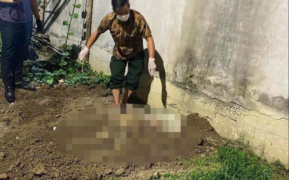 Lực lượng chức năng khai quật thi thể nữ sinh tại khu vực vườn chuối nhà bà H.T.H (xã An Hồng, huyện An Dương, Hải Phòng). Ảnh: CTV.