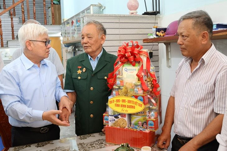 Ông Nguyễn Văn Lợi hỏi thăm sức khỏe và tặng quà cho cựu chiến binh Trần Văn Toại.