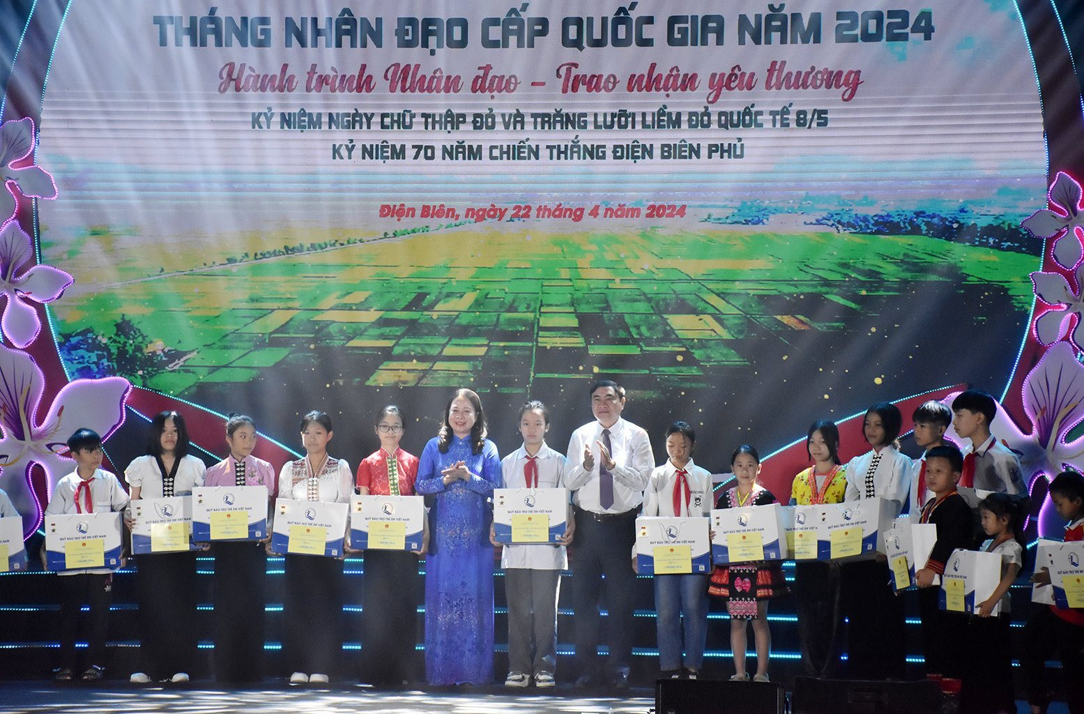 Quyền Chủ tịch nước Võ Thị Ánh Xuân trao học bổng tặng các em học sinh dân tộc thiểu số vượt khó học giỏi trên địa bàn tỉnh Điện Biên.