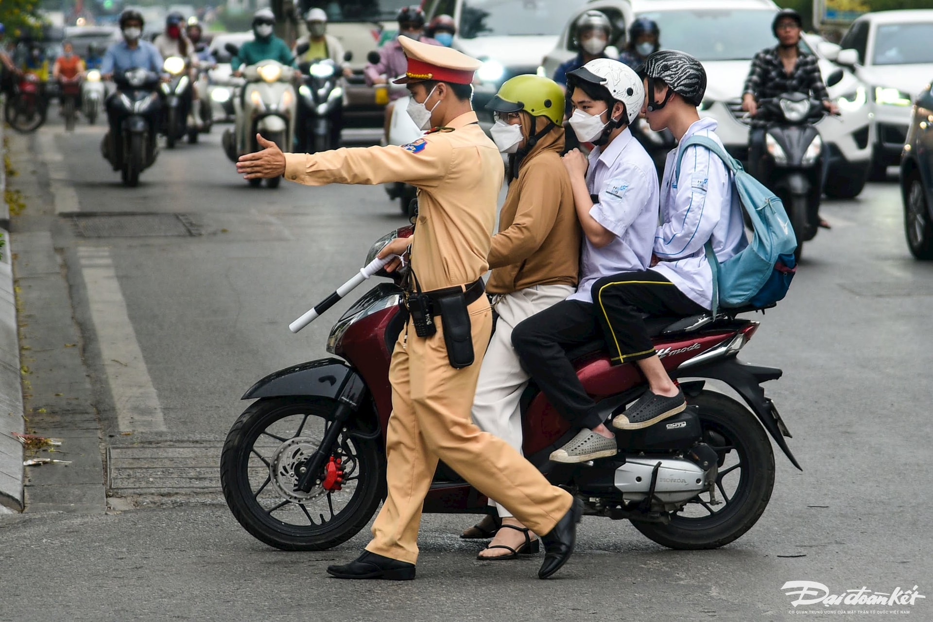 Một số phụ huynh chở 2 người phía sau trên 14 tuổi cũng được lực lượng tiến hành dừng xe nhắc nhở, t