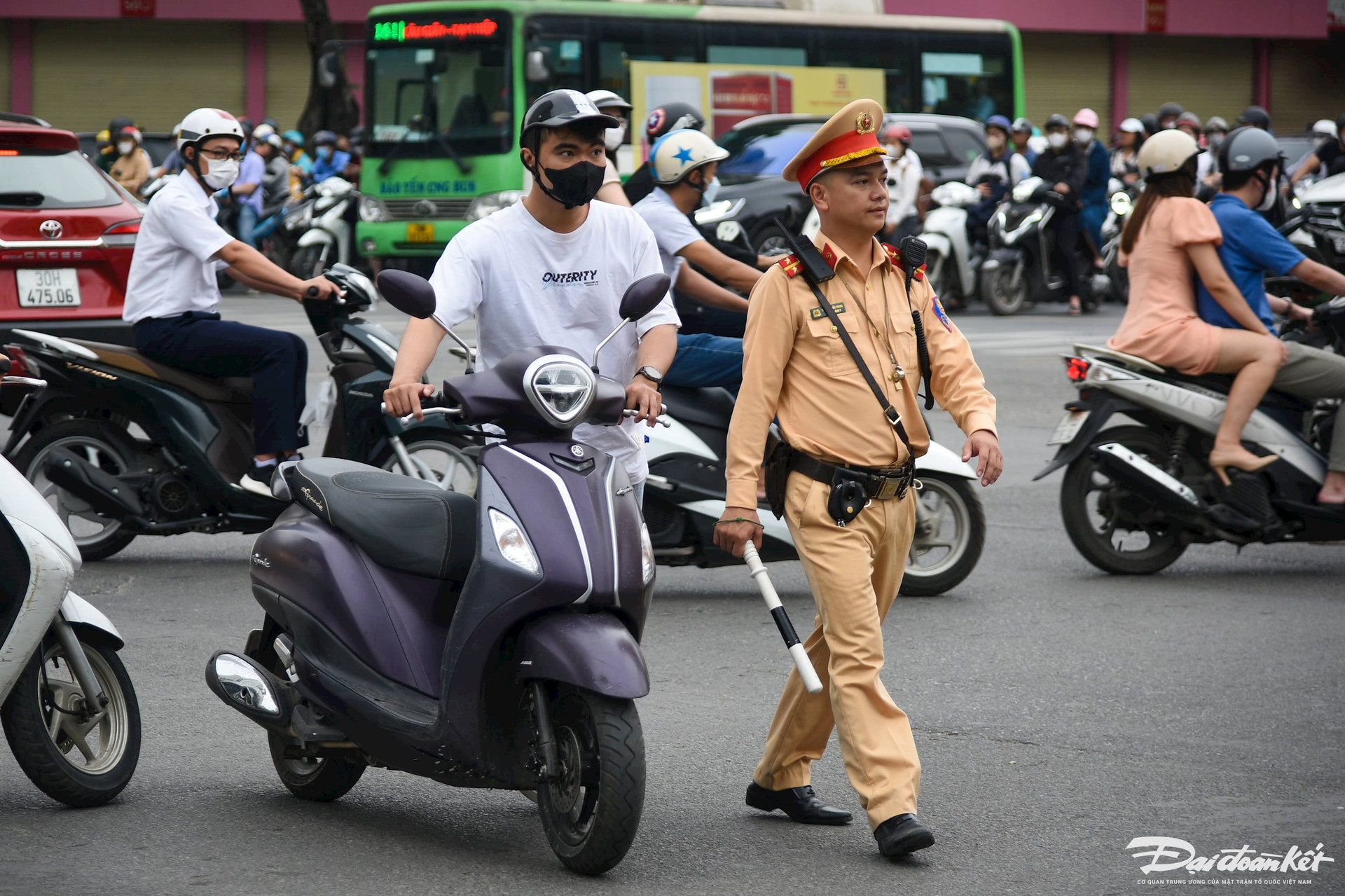 Trong 3 tháng đầu năm 2024, CSGT Hà Nội đã xử lý hơn 1.600 trường hợp học sinh vi phạm trật tự an toàn giao thông. Trong đó không đội mũ bảo hiểm là hơn 1.000 trường hợp.