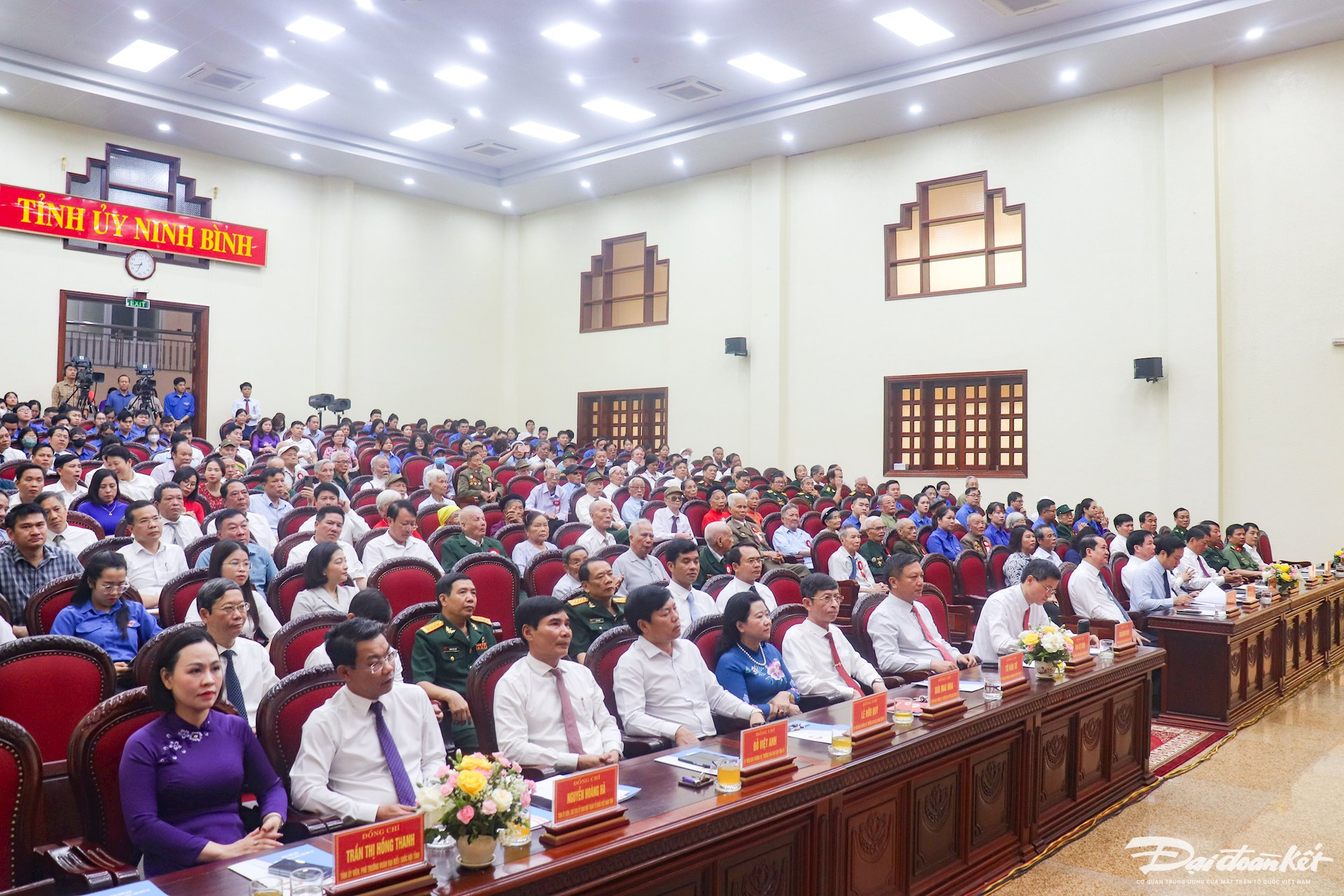 Các đại biểu dự buổi gặp mặt, tri ân chiến sỹ Điện Biên, TNXP, DCHT tại Ninh Bình. Ảnh: Đình Minh