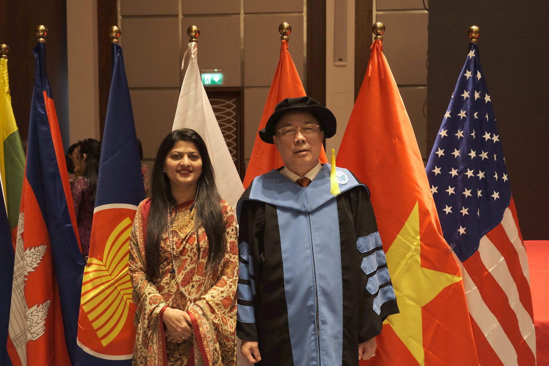 GS.TS Nguyễn Văn Đệ được Đại học Quốc tế Hoa Kỳ trao bằng Viện sĩ danh dự.