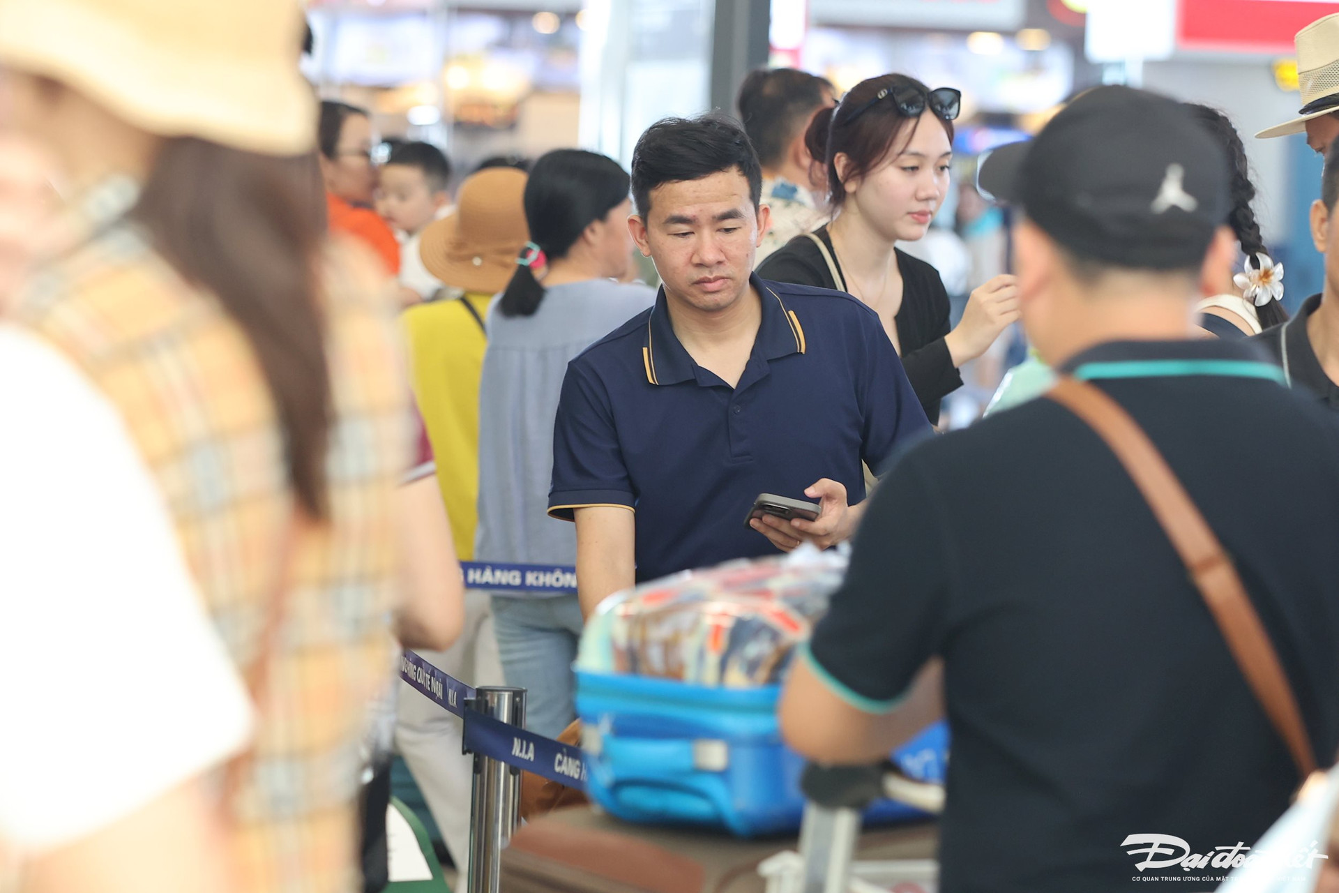 Theo lãnh đạo Cảng HKQT Nội Bài, do lượng khách đông, sân bay chính thức áp dụng biện pháp tăng cường an ninh cấp độ 1 phục vụ cao điểm nghỉ lễ bắt đầu từ hôm nay đến 1/5.