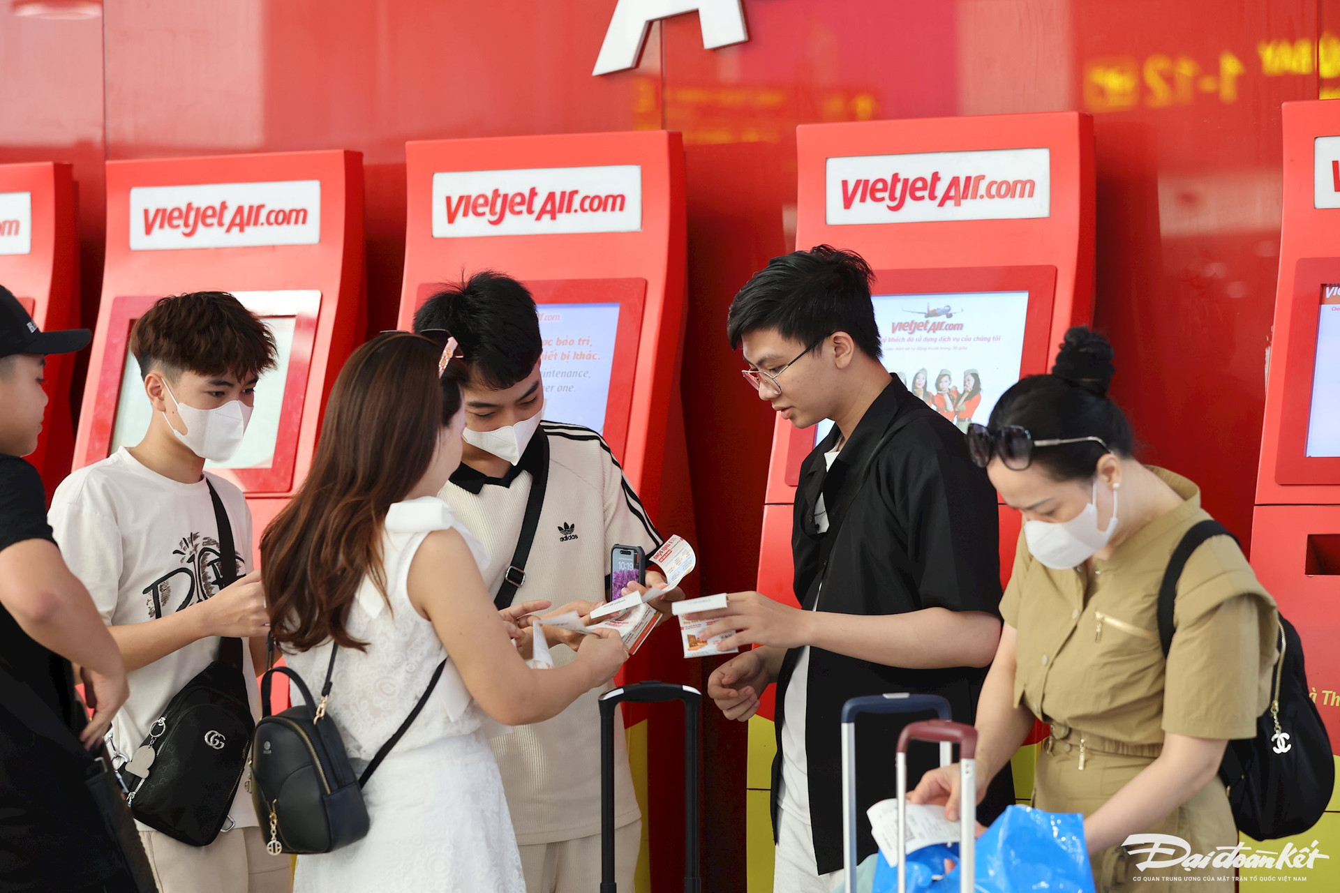Theo ghi nhận của PV Báo Đại Đoàn Kết, hàng dài hành khách liên tục đổ về sân bay Nội Bài để về quê, đến các điểm du lịch khiến sân bay này đông nghịt người.
