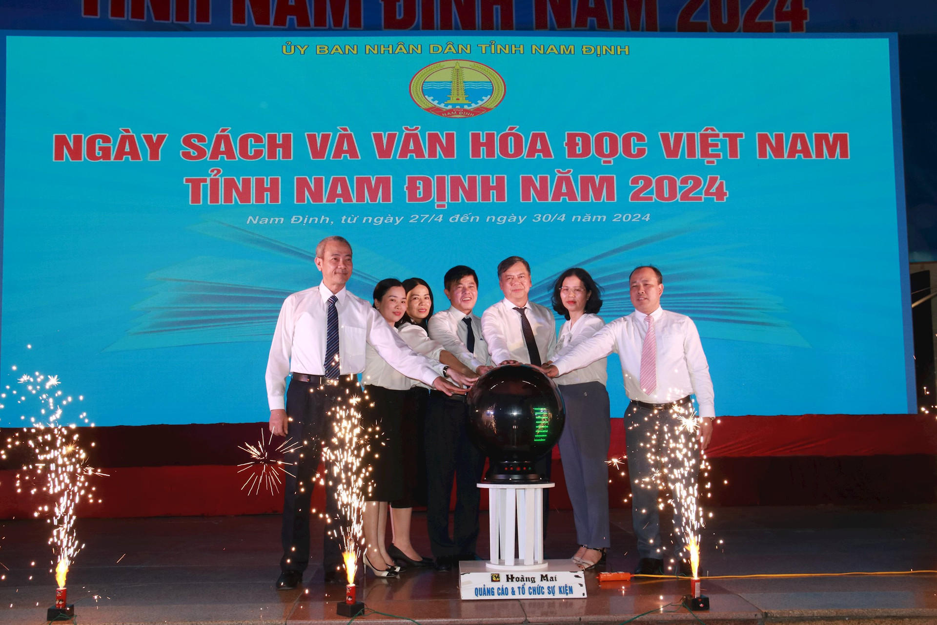 Lãnh đạo UBND tỉnh cùng lãnh đạo các sở ngành liên quan ở tỉnh Nam Định thực hiện nghi thức khai mạc “Ngày sách và Văn hóa đọc Việt Nam” năm 2024, tổ chức tại địa phương.