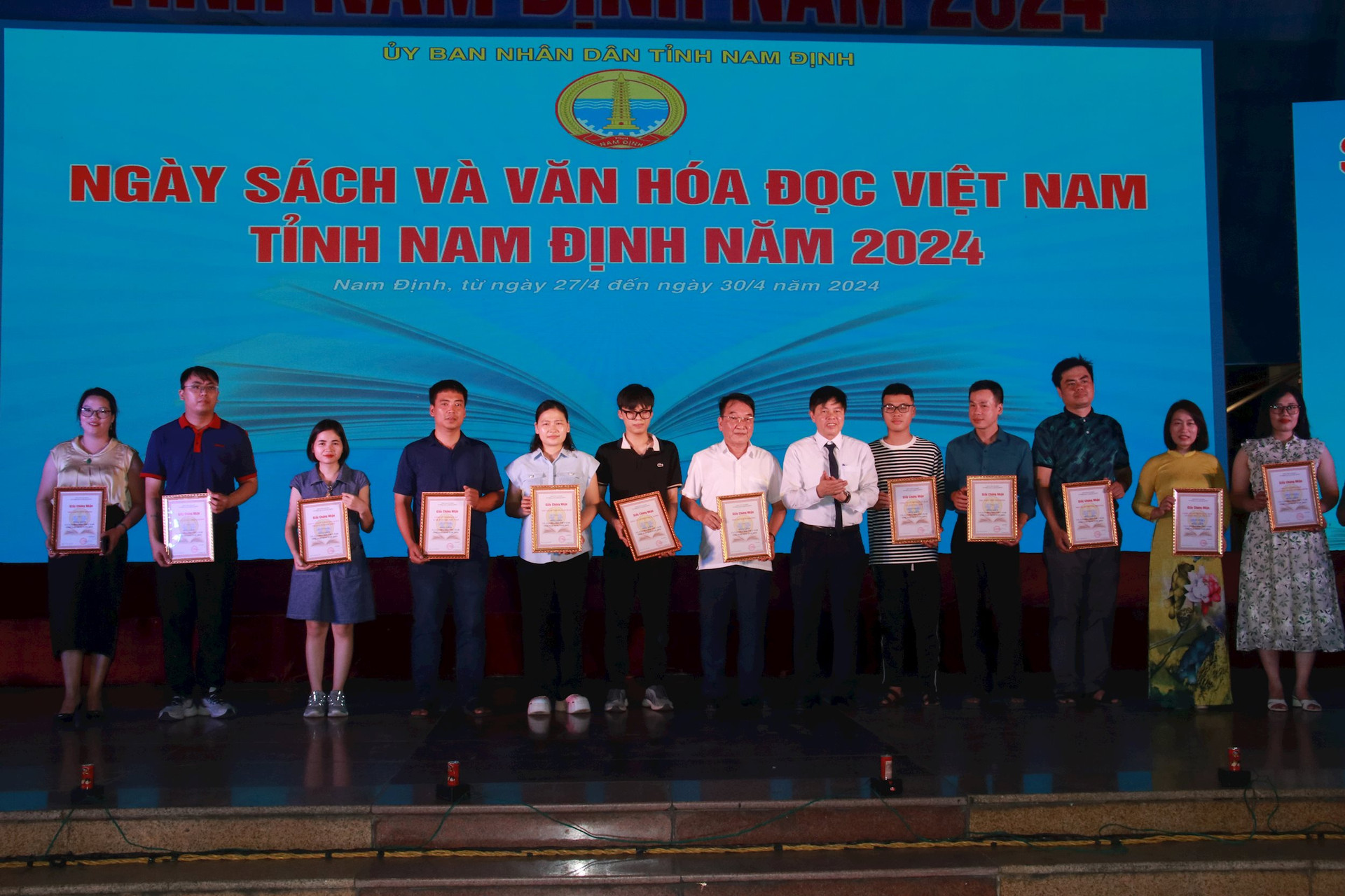 Các đơn vị thuộc ngành xuất bản tham gia trưng bày, giới thiệu, quả bá sách tại sự kiện được chính quyền tỉnh Nam Định tôn vinh.