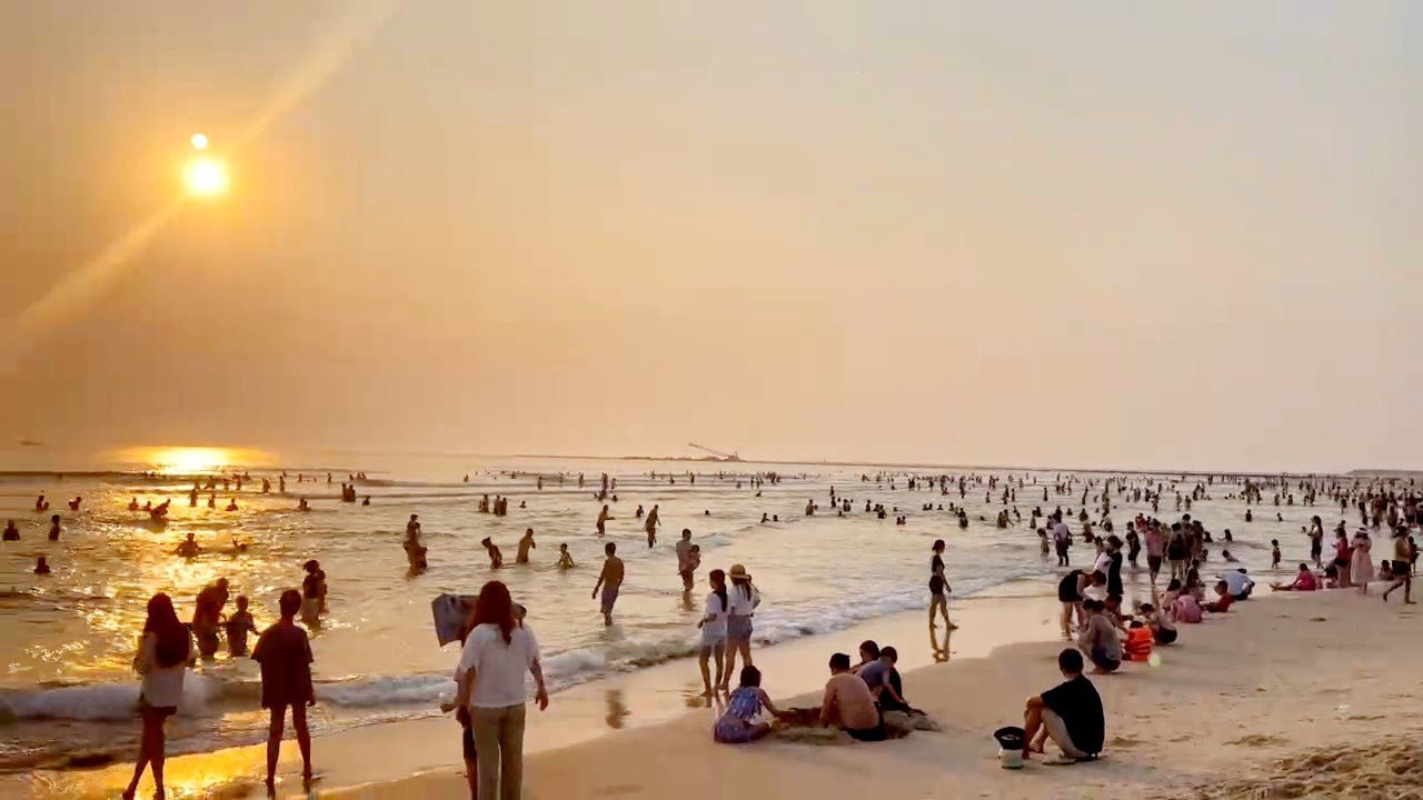 Ước tính, số lượng khách về tắm tại bãi biển Cửa Việt tăng gấp 10 lần thường ngày. Ảnh: C.N.