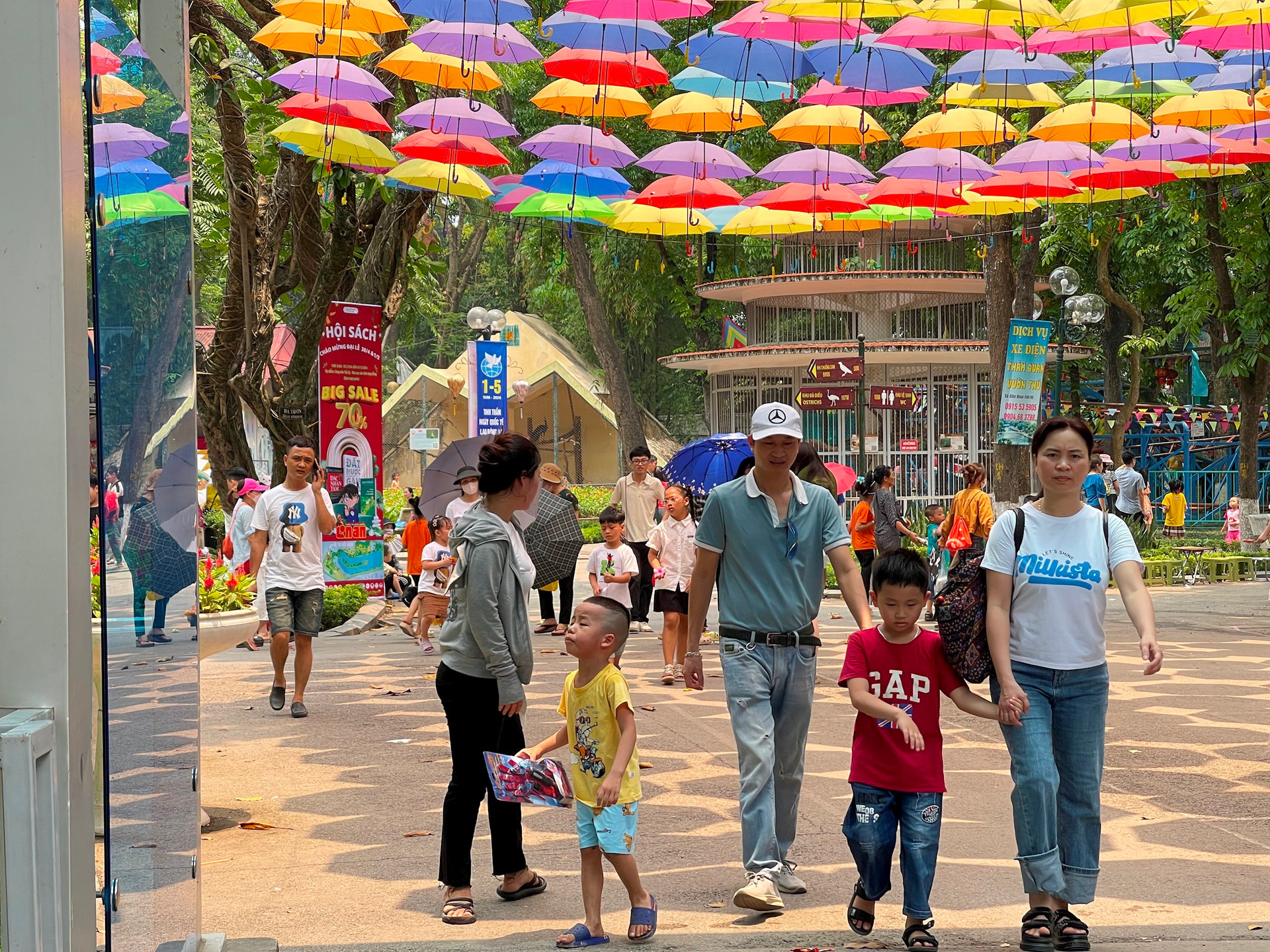 Theo ghi nhận của phóng viên, thời điểm gần trưa mặc dù thời tiết nắng nóng, tuy nhiên vẫn rất nhiều khách đang mua tham quan tại Công viên Thủ Lệ.